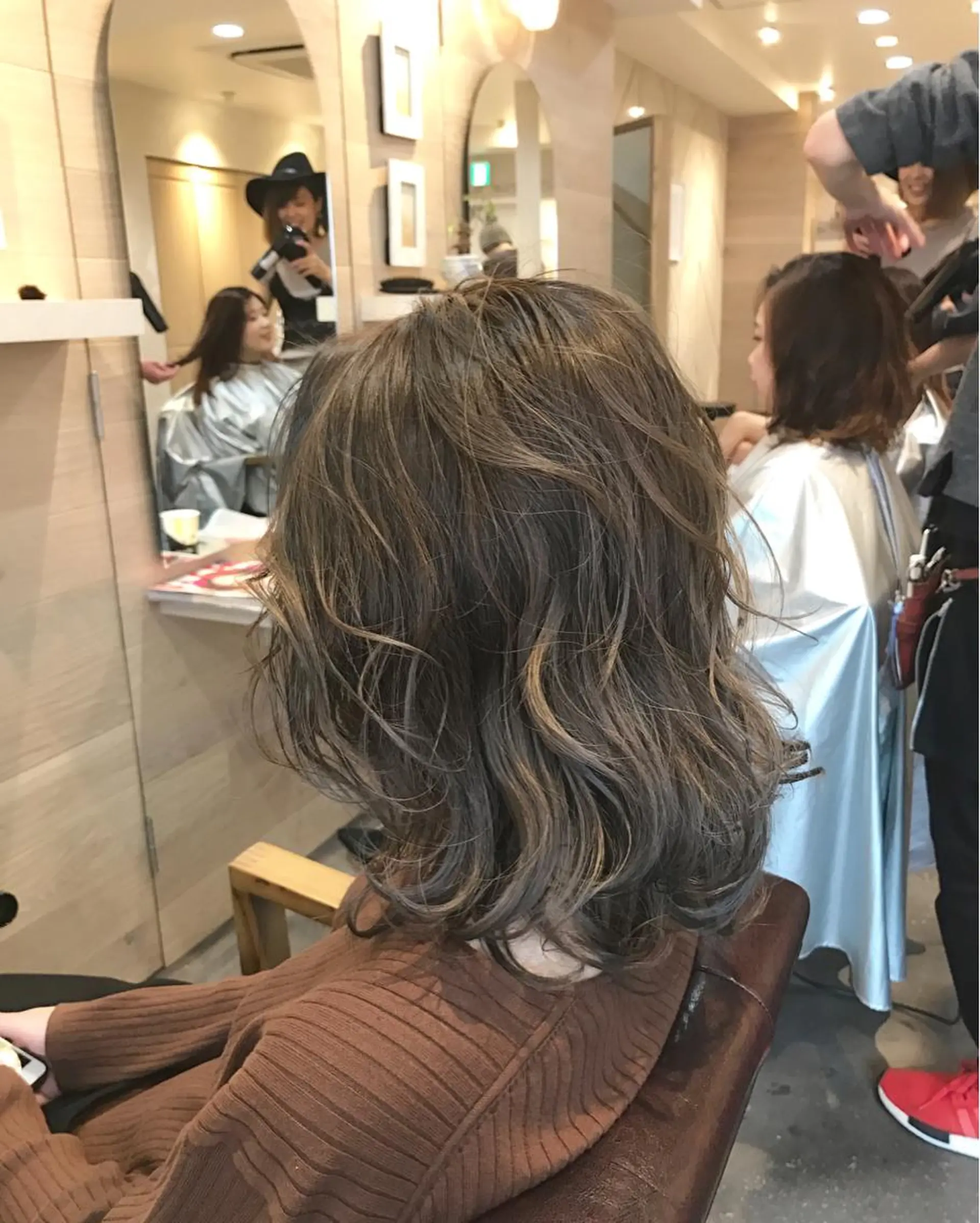 セミロング カラー グラデーションカラー グレージュ takumi Hのヘアスタイル