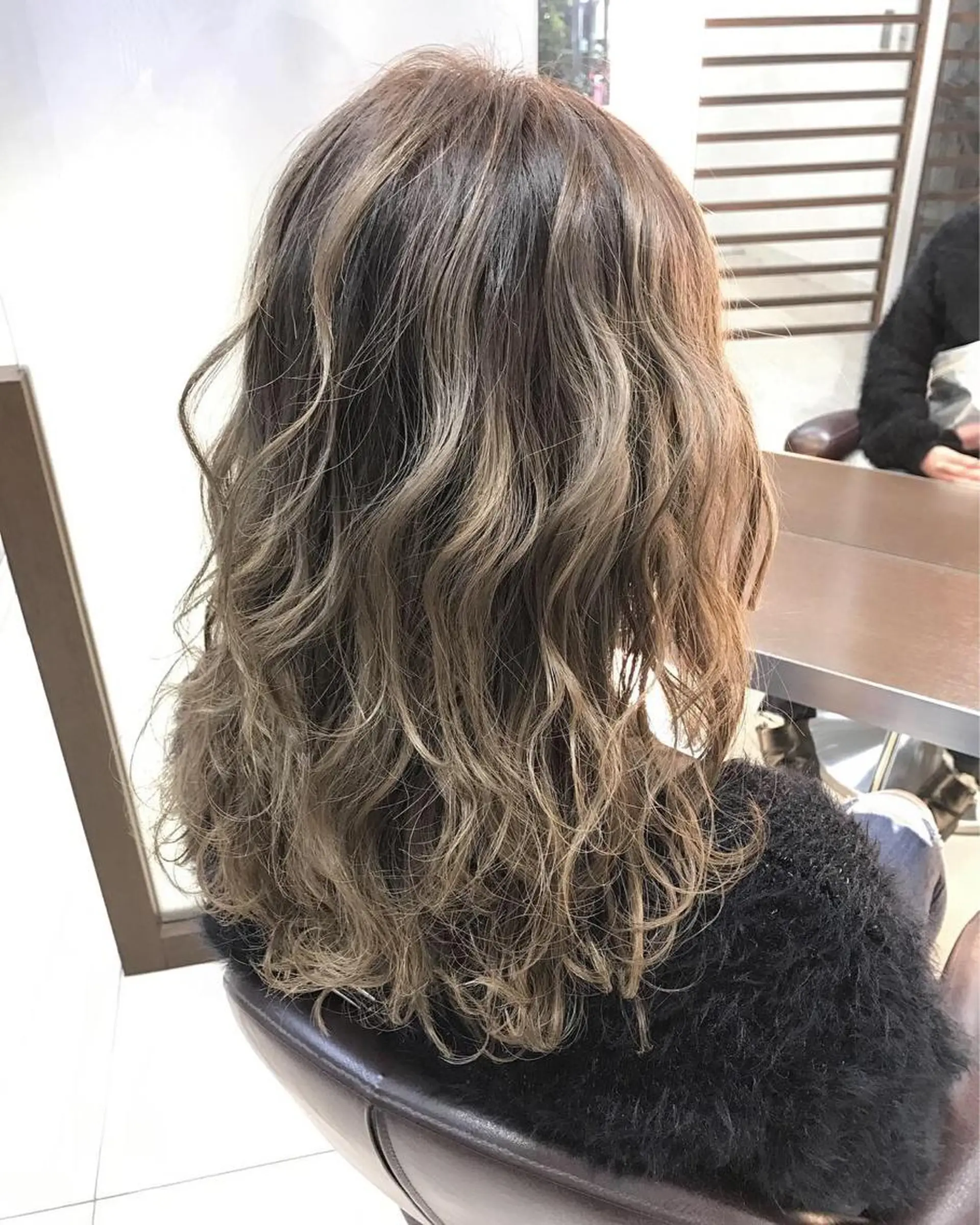 セミロング カラー ハイライトカラー ハイライト 🟦メンズパーマ🟦 横浜駅｜小上馬淳司のヘアスタイル