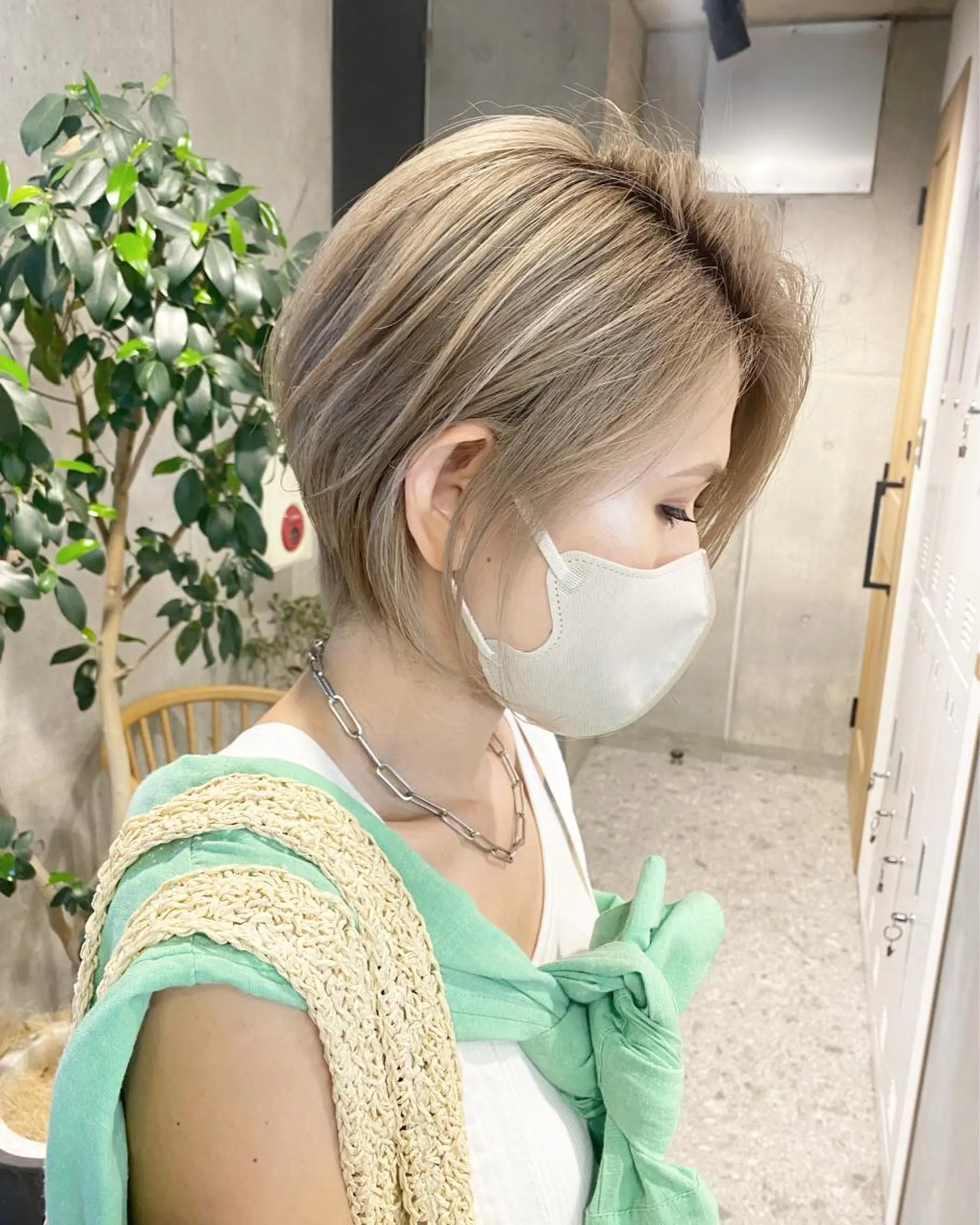 ショート カラー ベージュカラー ホワイトベージュ ヘアカラー トリートメント ブリーチカラーレイヤ ーカット🦋annaのヘアスタイル