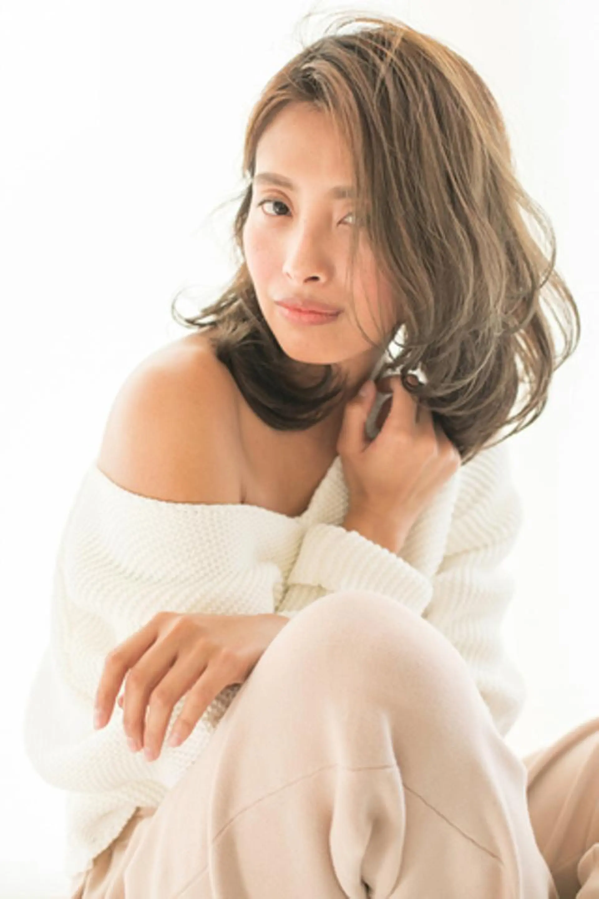 ミディアム アッシュ ハイライト かきあげバング Alisha by artinaのヘアスタイル