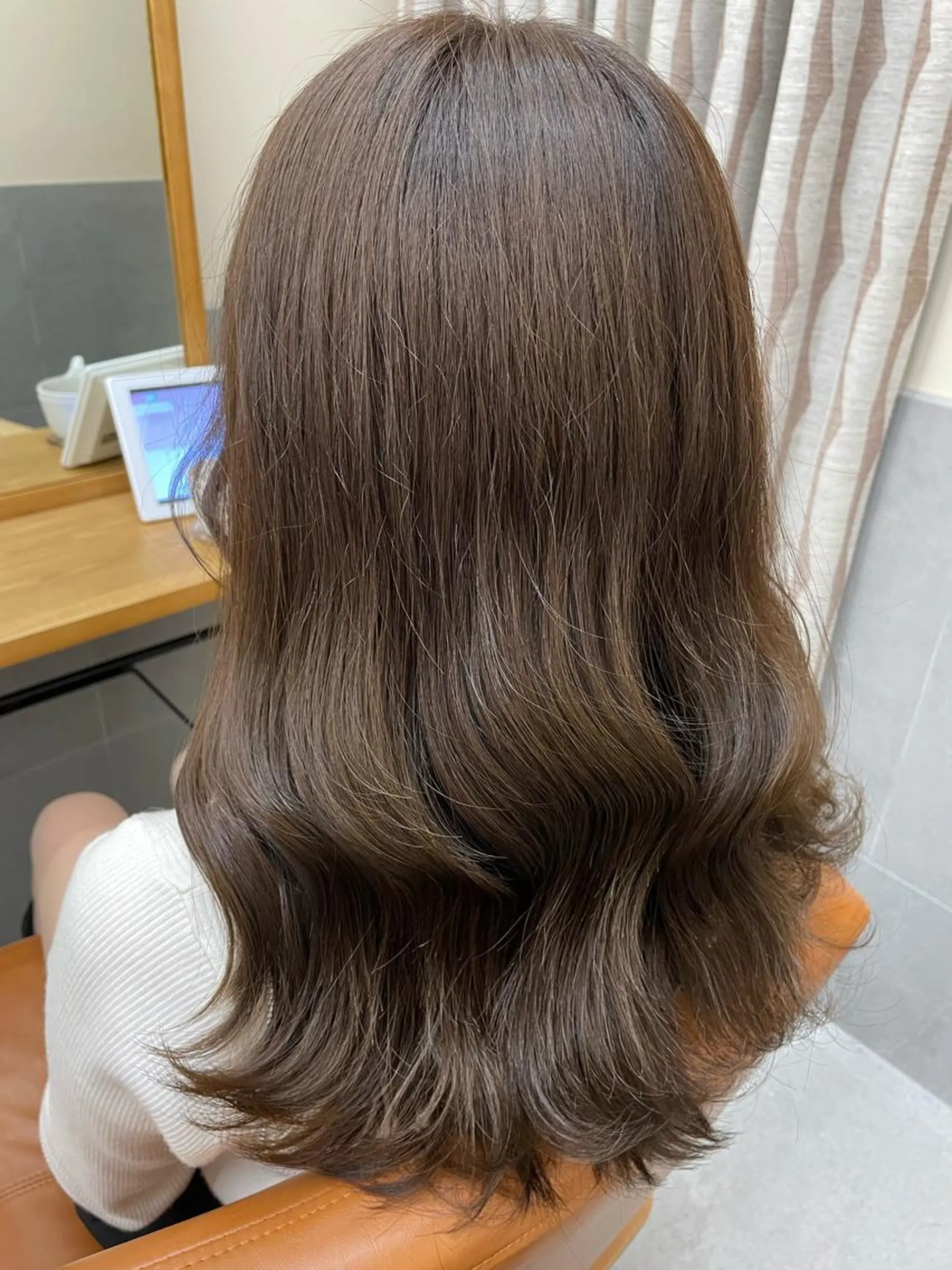 セミロング カラー 鈴木 綾子のヘアスタイル