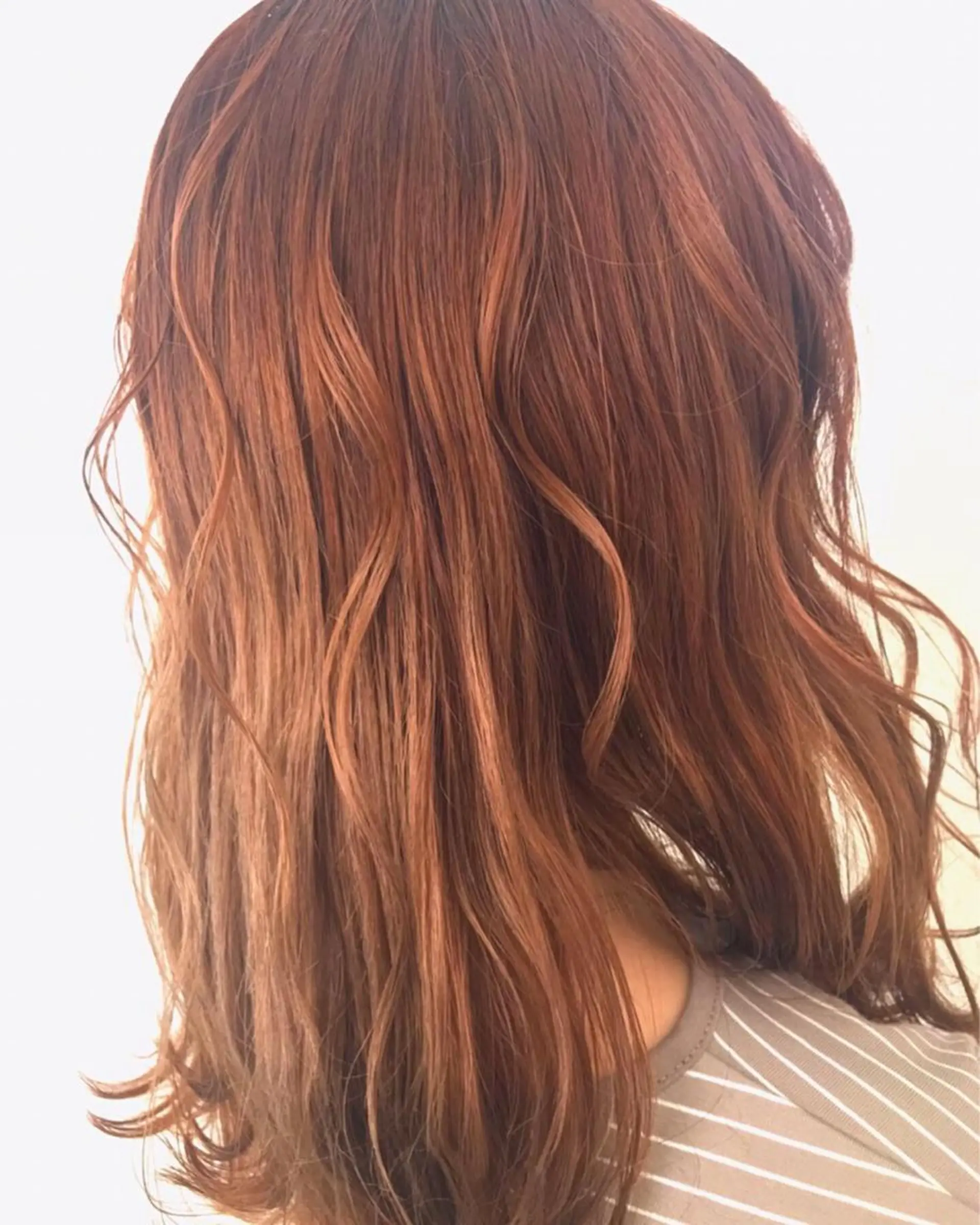 セミロング カラー ブリーチ オレンジ 小山 明菜のヘアスタイル