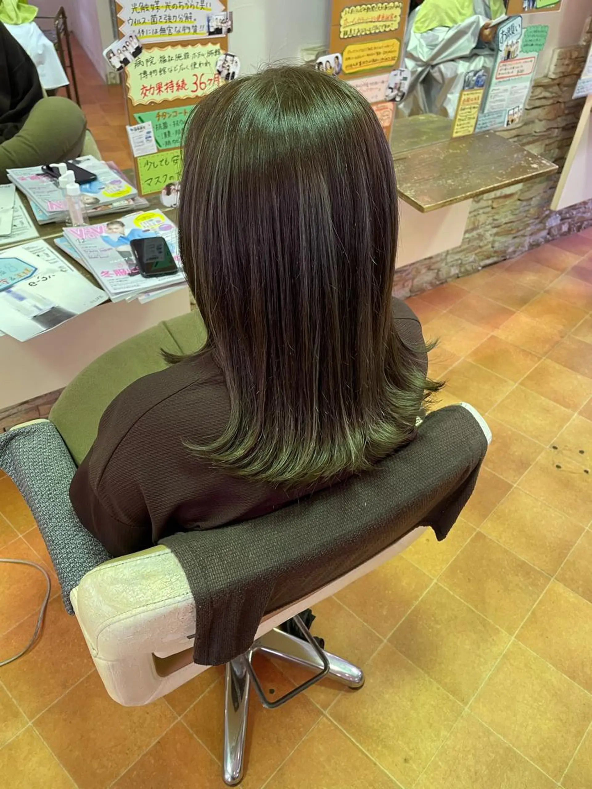 ミディアム カラー アッシュ ブリーチ ハイライトカラー ブリーチなしカラー シルバー 山口 彩海のヘアスタイル