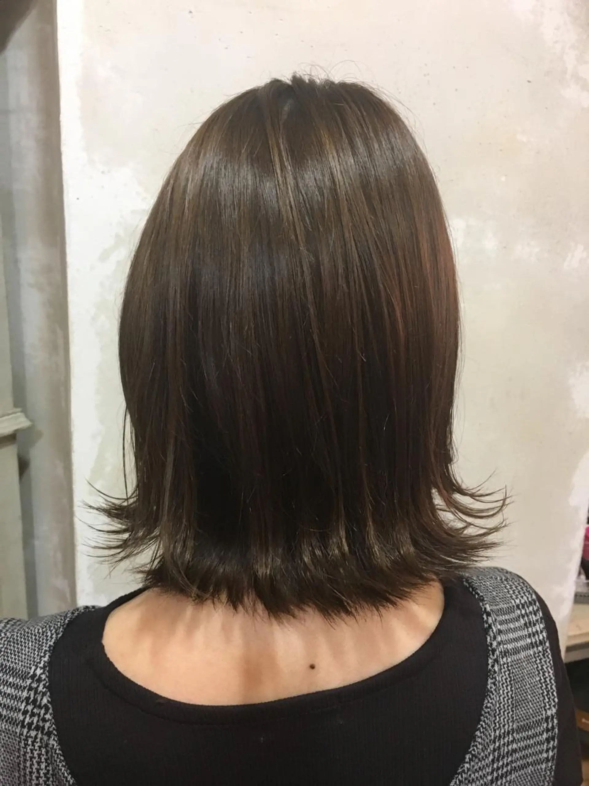 ミディアム カラー アッシュ ベージュカラー ブリーチ ブリーチなしカラー 井上 日菜乃のヘアスタイル