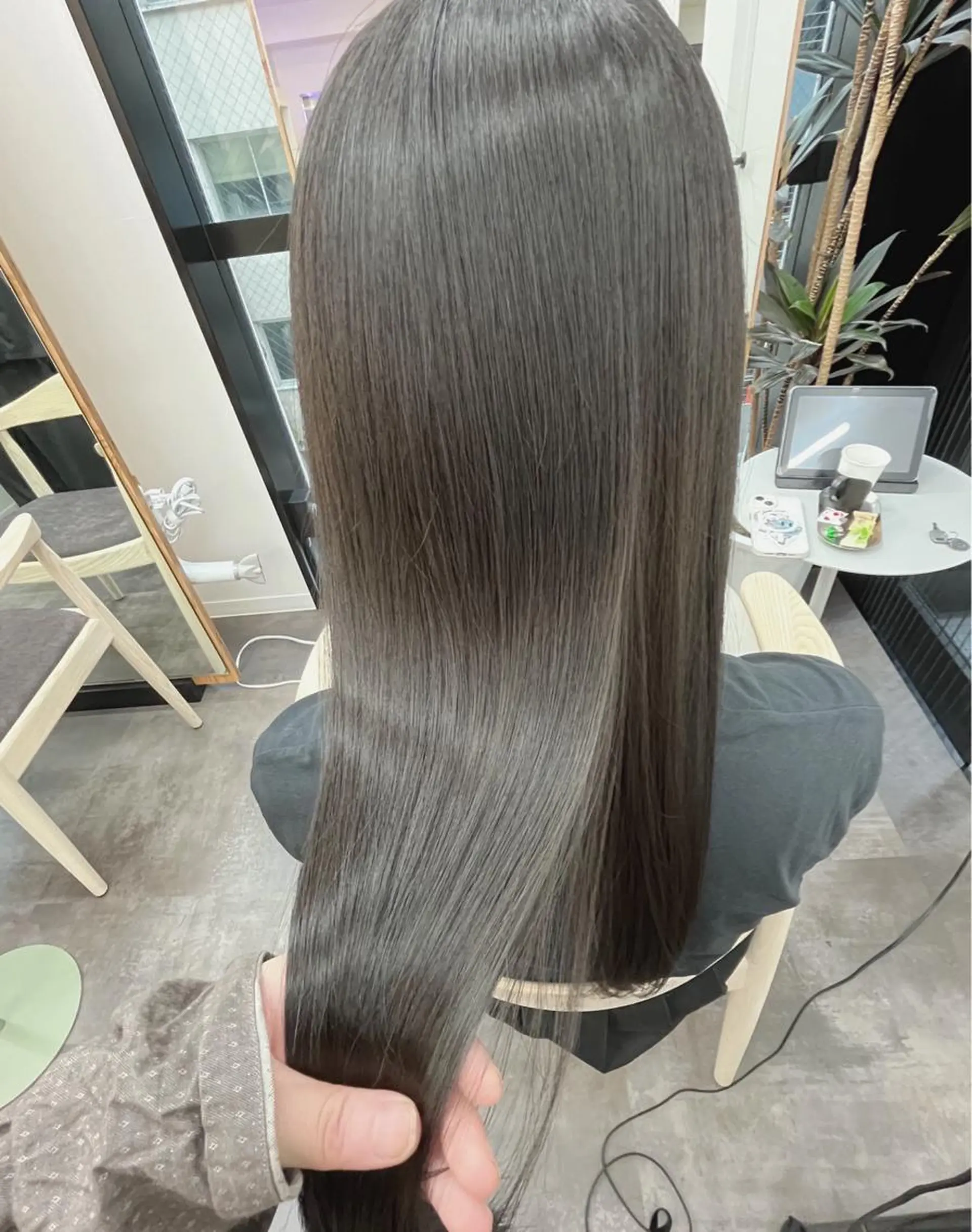 ロング カラー 透明感カラー トリートメント mai🐷髪質改善 🖤透ける暗髪🖤のヘアスタイル