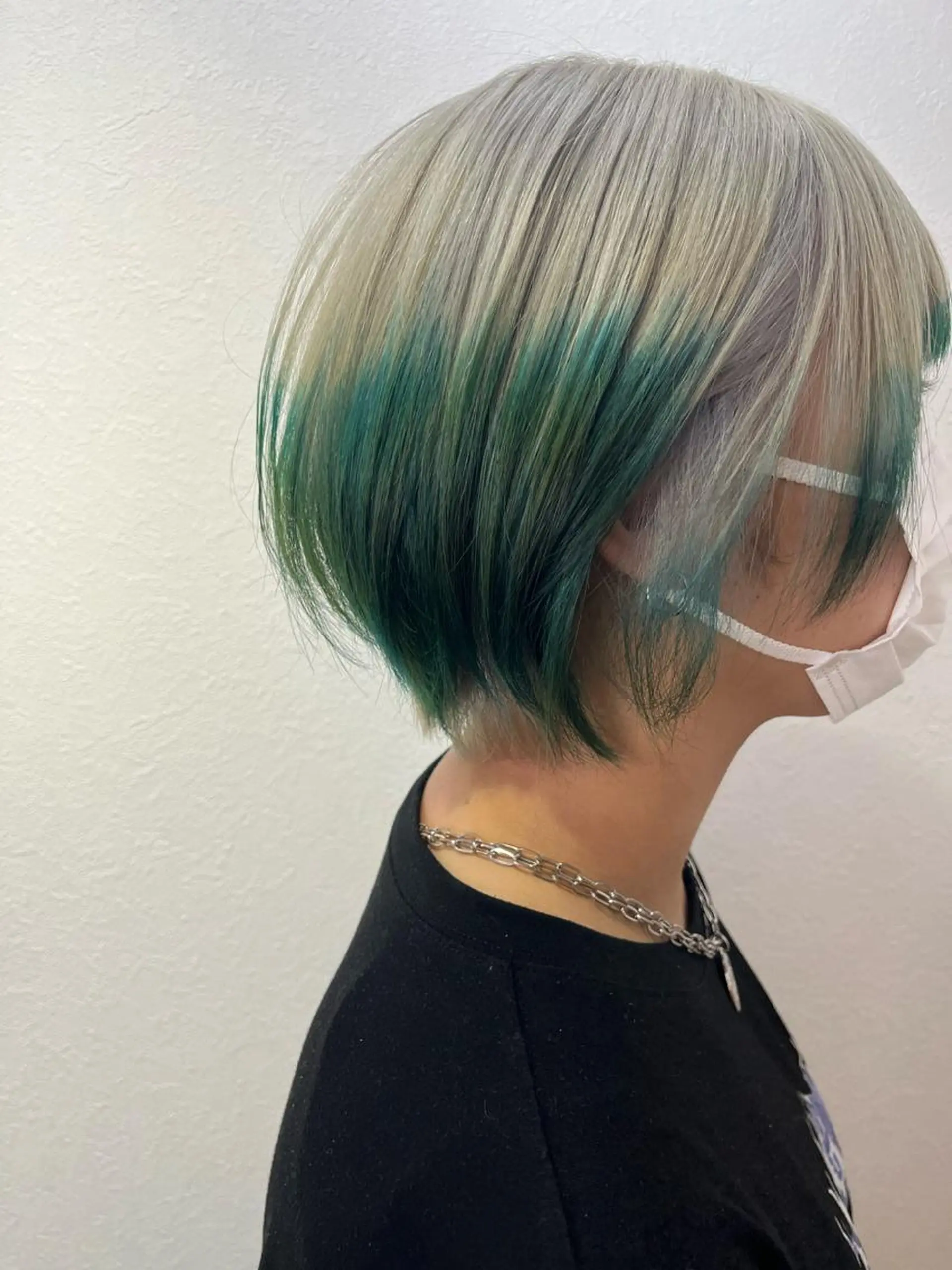 カラー シルバー 中村 彩夏のヘアスタイル