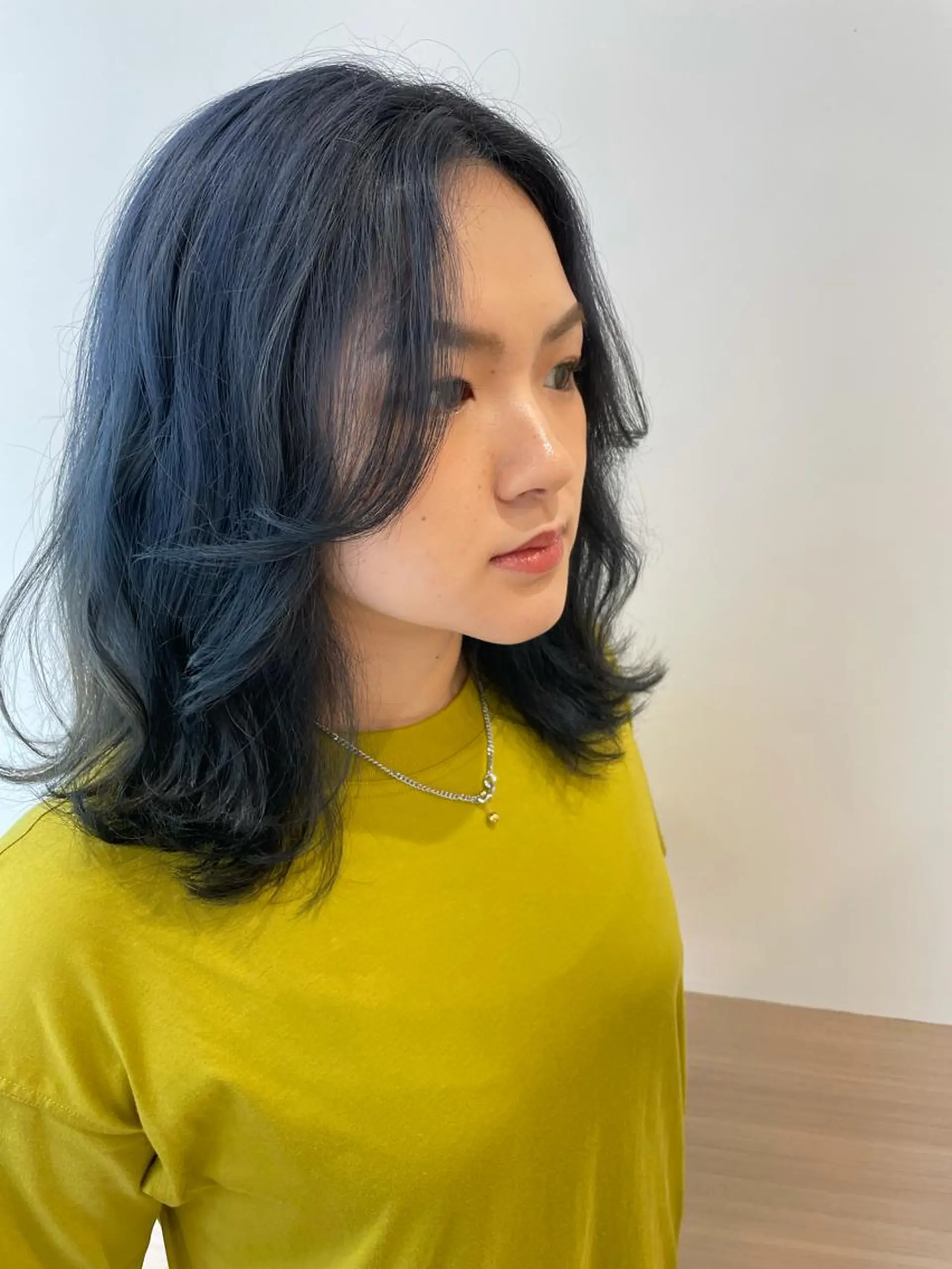 ミディアム カラー ベージュカラー ブリーチ ブルーカラー ハイトーンカラー ネイビーカラー ヘアカラー 天野 瑠真のヘアスタイル