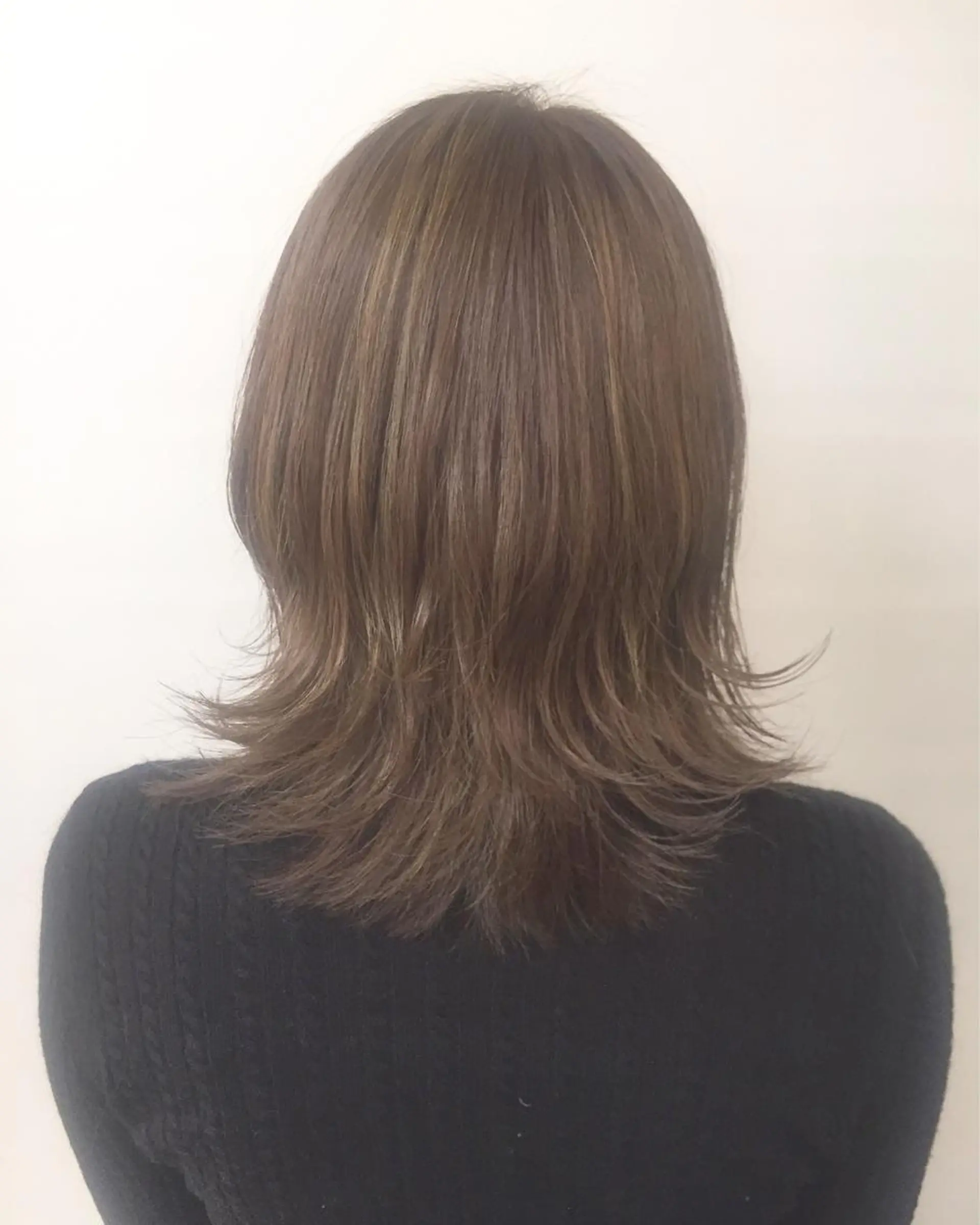 ミディアム アッシュ ハイライト カット ヘアカラー トリートメント 齋藤 咲のヘアスタイル