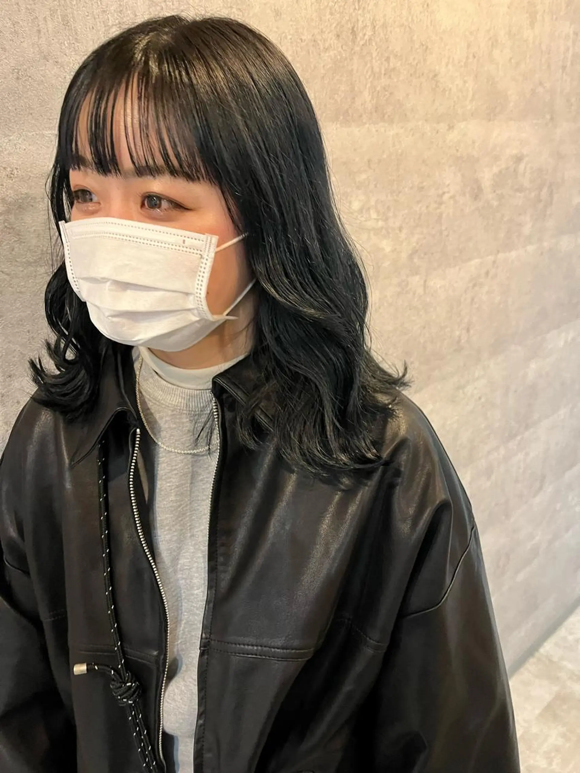 ミディアム カラー アッシュ アッシュグレー アッシュグレージュ グレージュ ダブルカラー 新宿のヘアスタイル