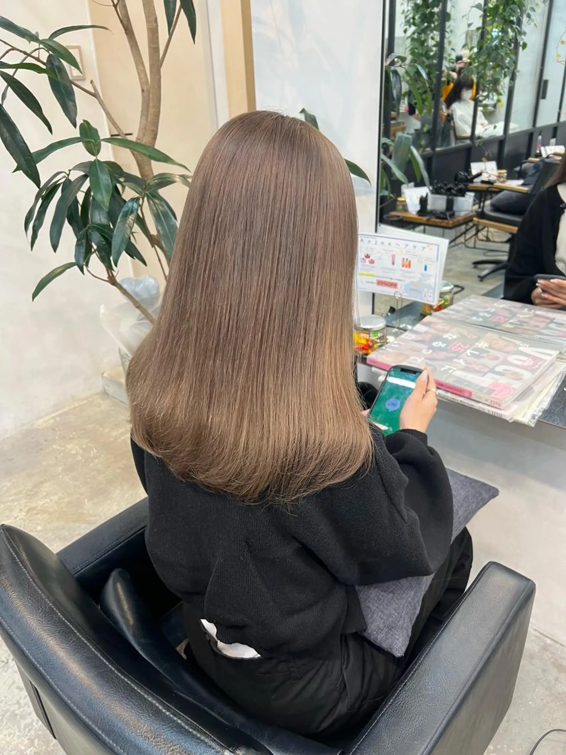 セミロング カラー ブリーチ 吉川 陽菜のヘアスタイル