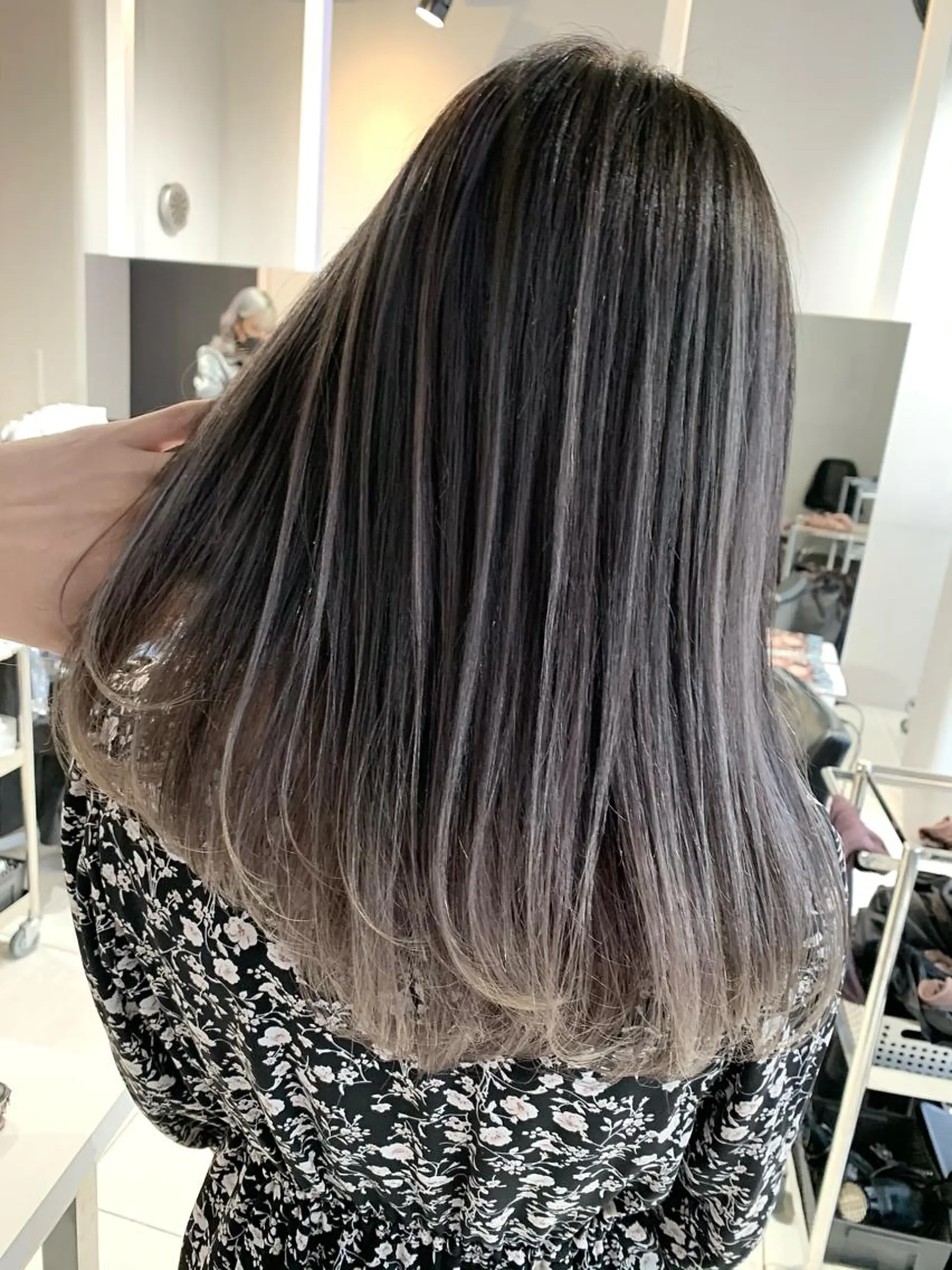 セミロング カラー ヘアアレンジ 切りっぱなしボブ バレイヤージュ 黒髪 グラデーションカラー ハイライトカラー 阿部 圭悟のヘアスタイル