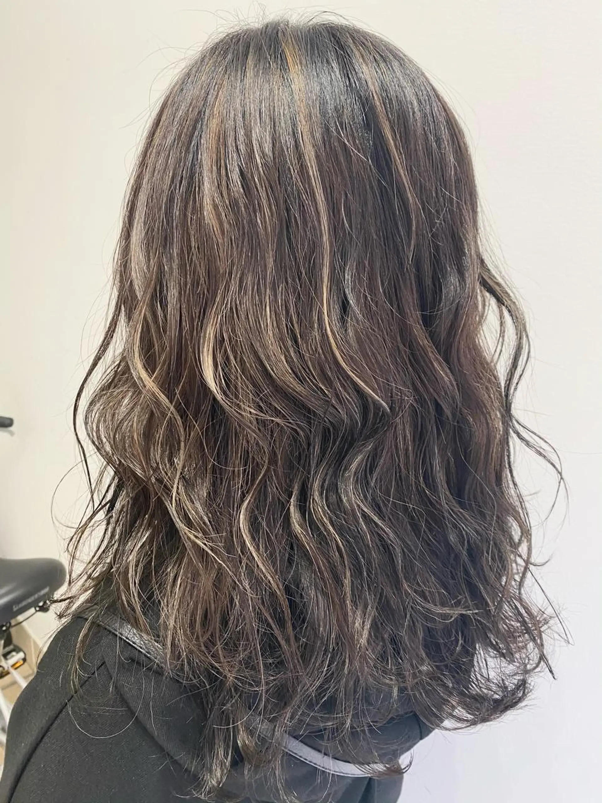 セミロング 岩尾 凪のヘアスタイル