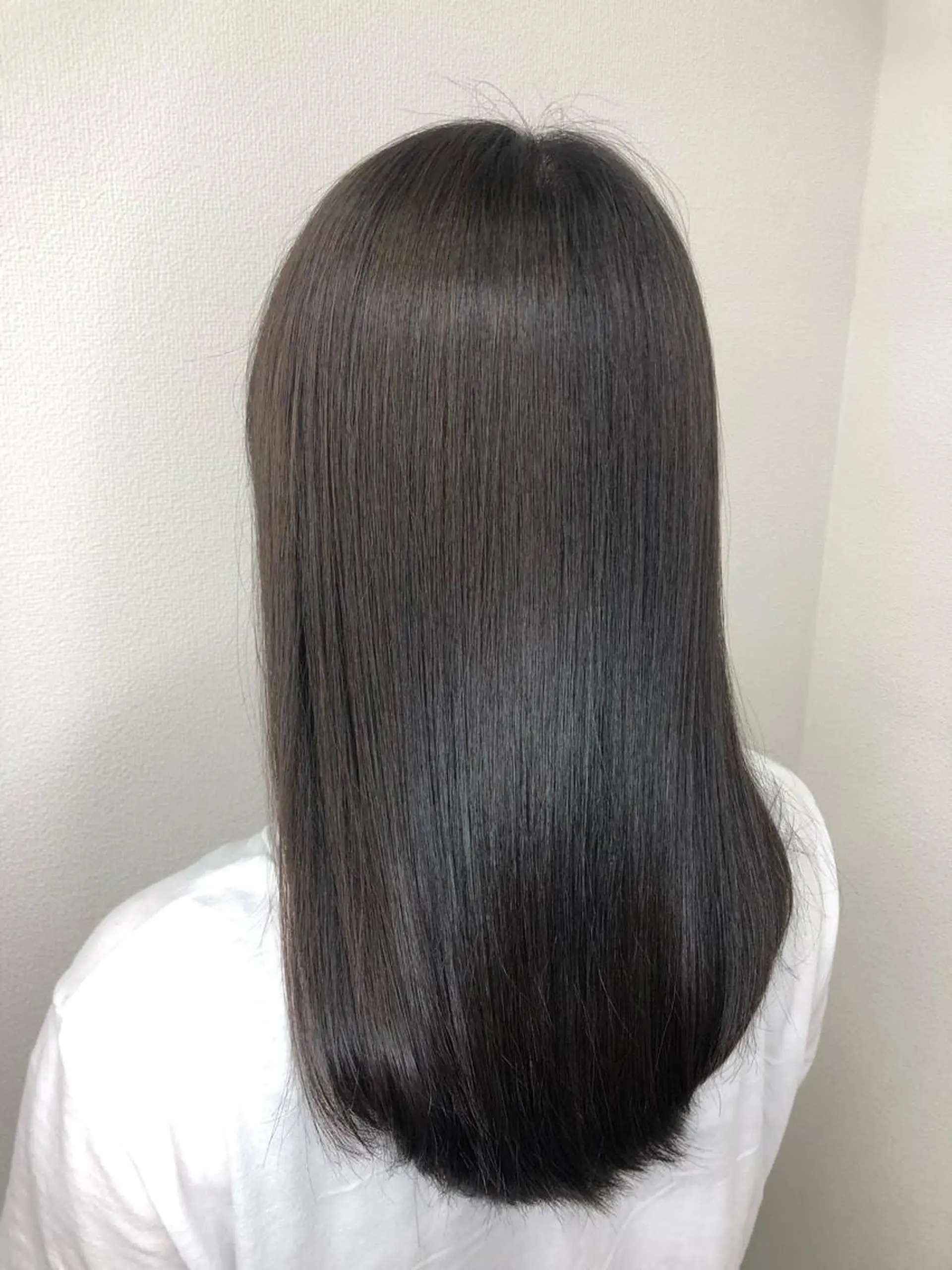 セミロング カット トリートメント 髪質改善ayame 横山諒のヘアスタイル