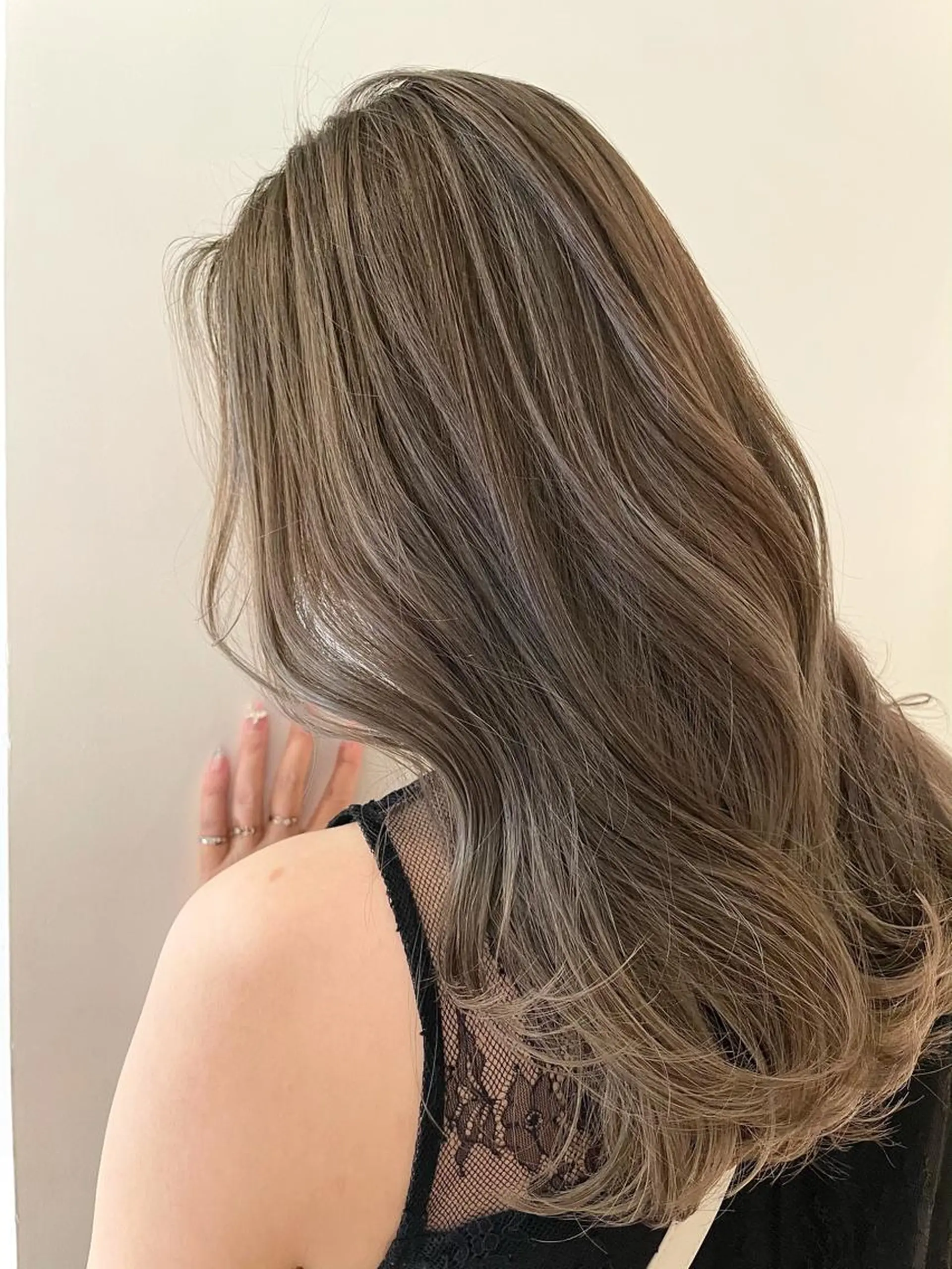 ロング カラー ベージュカラー ブリーチ ブリーチなしカラー 湯田実津希🤎 ﾐﾙｸﾃｨ専門のヘアスタイル