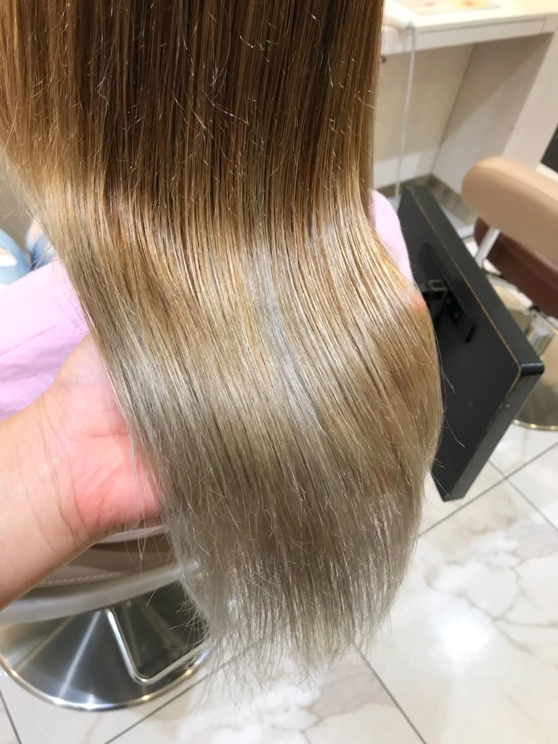 ロング カラー ブリーチ ケアブリーチ グラデーションカラー シルバー 清藤綾/脱白髪染め 白髪ぼかしハイライトのヘアスタイル