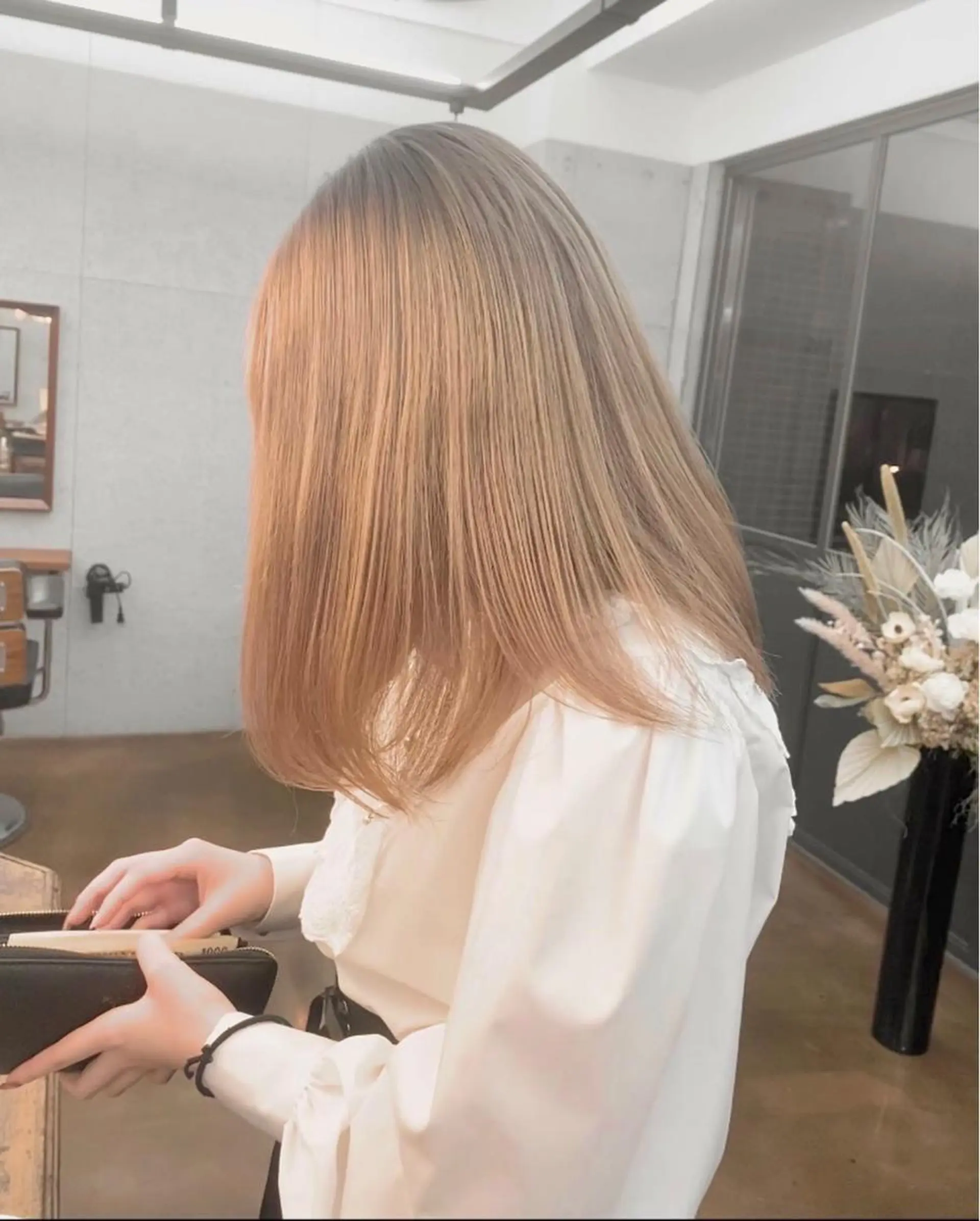 セミロング カラー ベージュカラー ブリーチ ハイトーンカラー ホワイトベージュ 縮毛矯正 ハイトーン/デザイン hirokiのヘアスタイル