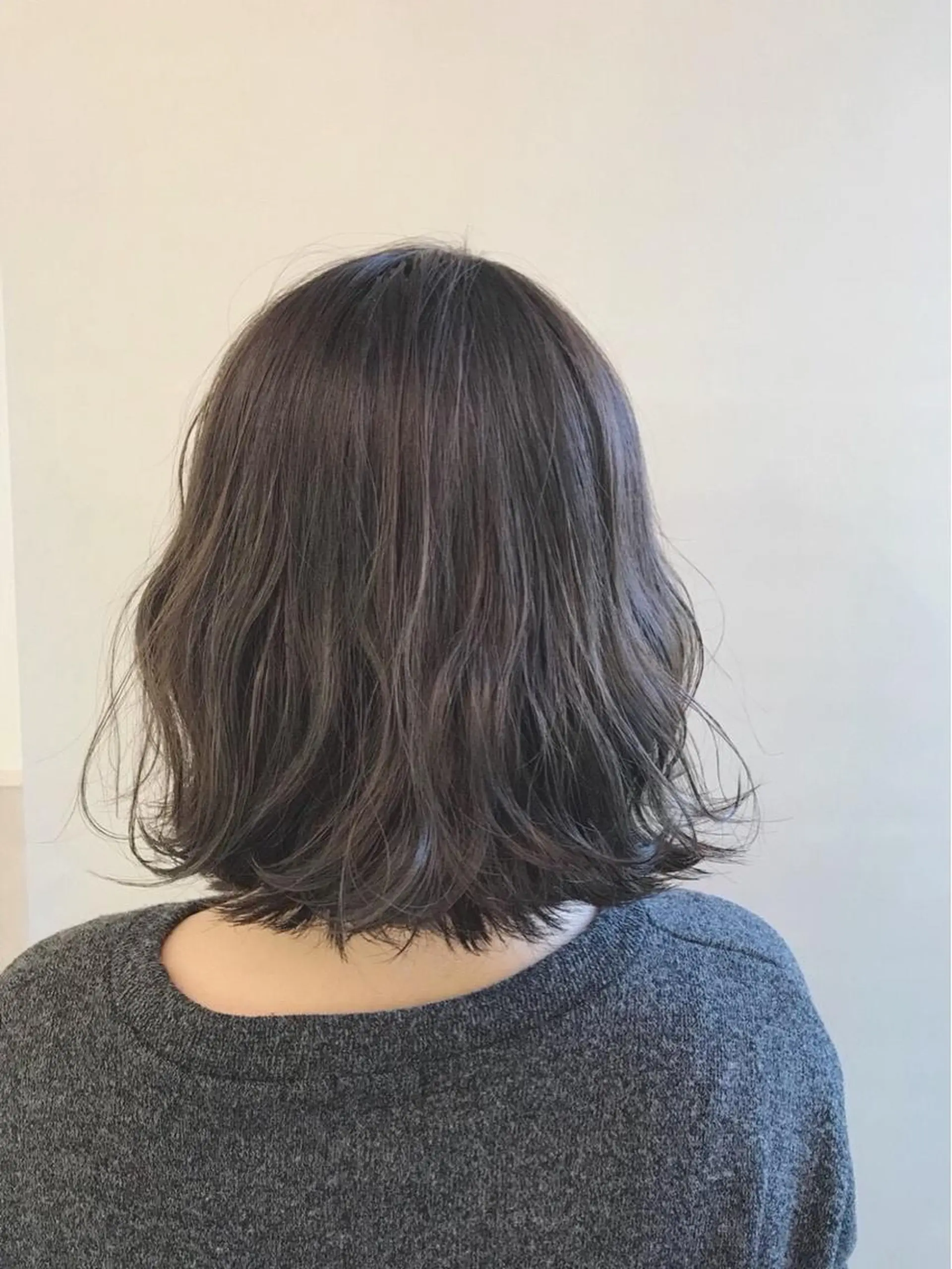 ショート カラー アディクシーカラー 透明感カラー ダークグレー ダークグレージュ グレージュ ぱつっとボブ/ 小野あかねのヘアスタイル