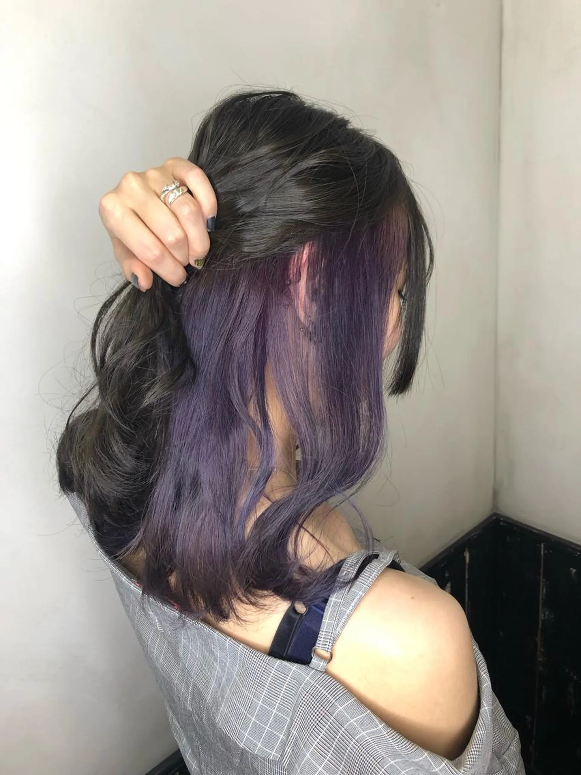 ミディアム カラー ブリーチ ダークグレー インナーカラー バイオレットカラー ヘアカラー トリートメント ヘッドスパ 美髪矯正 🌈髪質改善 山下のヘアスタイル