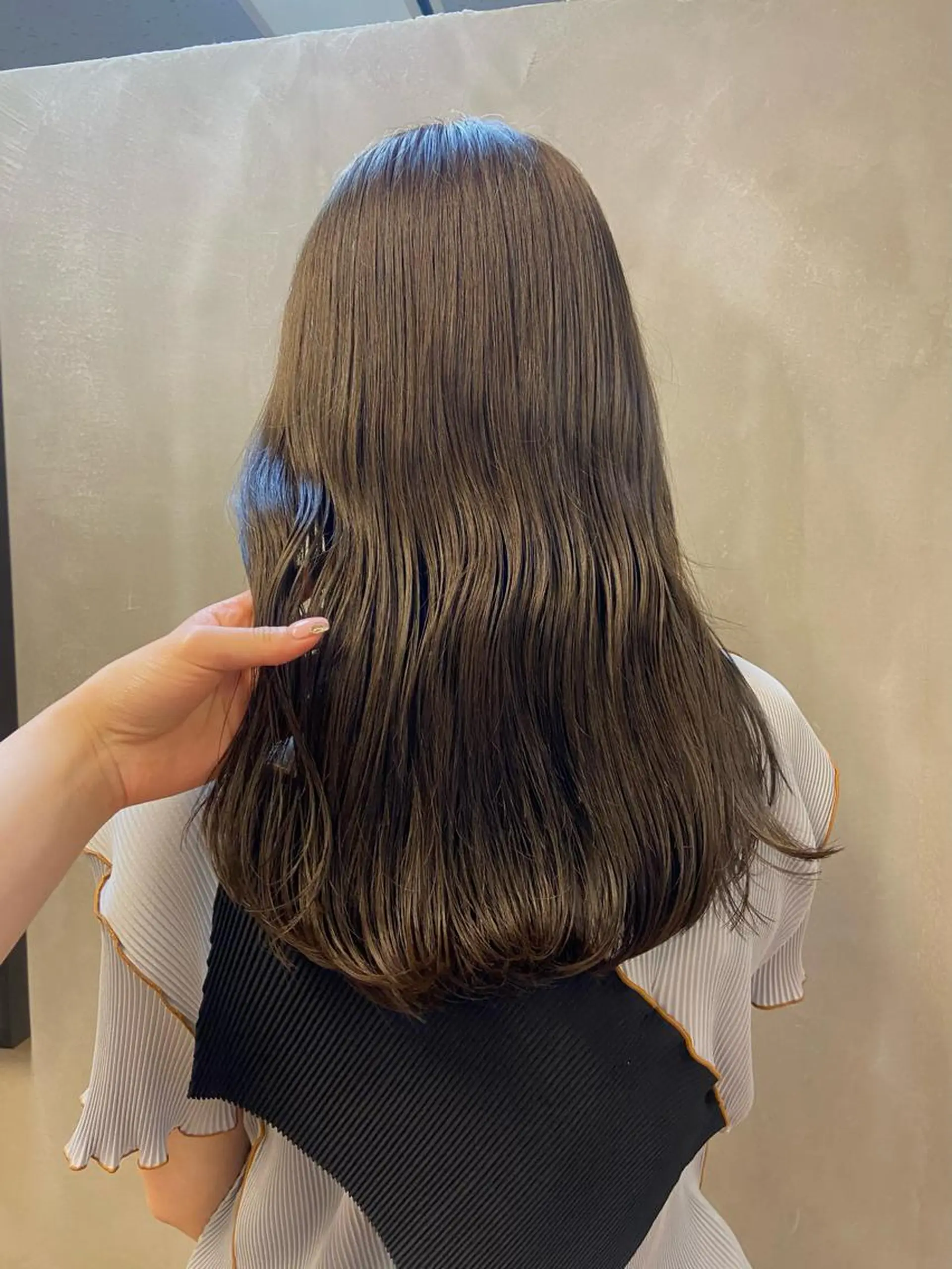 セミロング カラー ベージュカラー オリーブベージュ 韓国風ヘア ヘアカラー トリートメント mana／ブリーチ なし／ベージュ／暖色のヘアスタイル