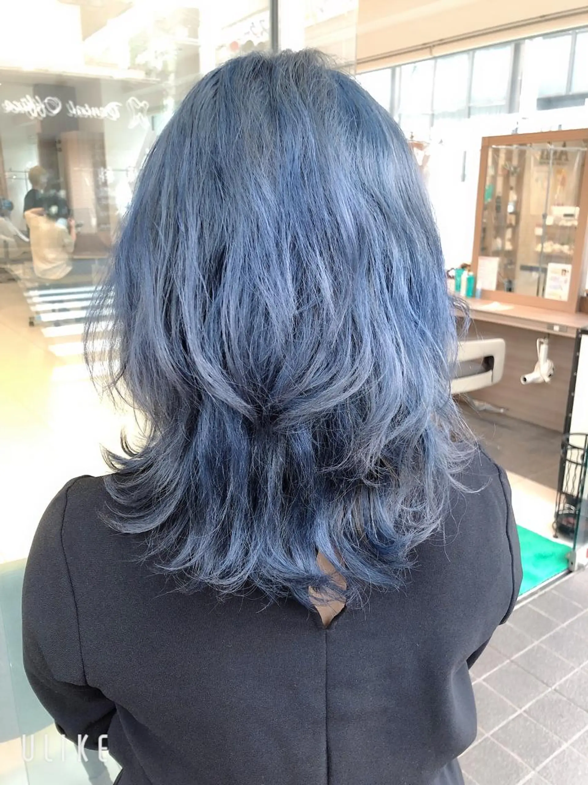 ミディアム カラー ヘアアレンジ ブルーカラー ハイトーンカラー ネイビーカラー 外ハネヘア メンズパーマ特化/ メッシュ/薫/店長のヘアスタイル