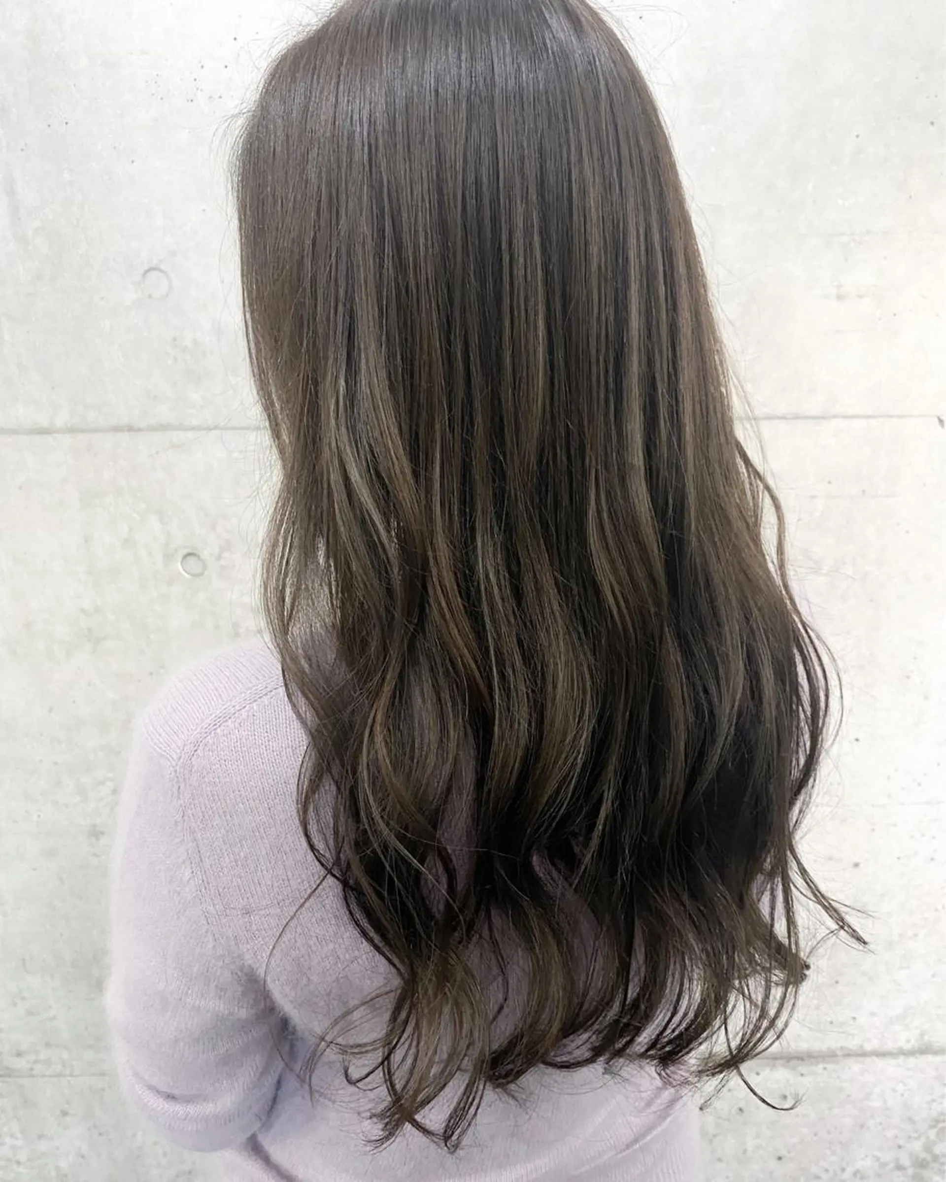 ロング 秋月 亜耶のヘアスタイル