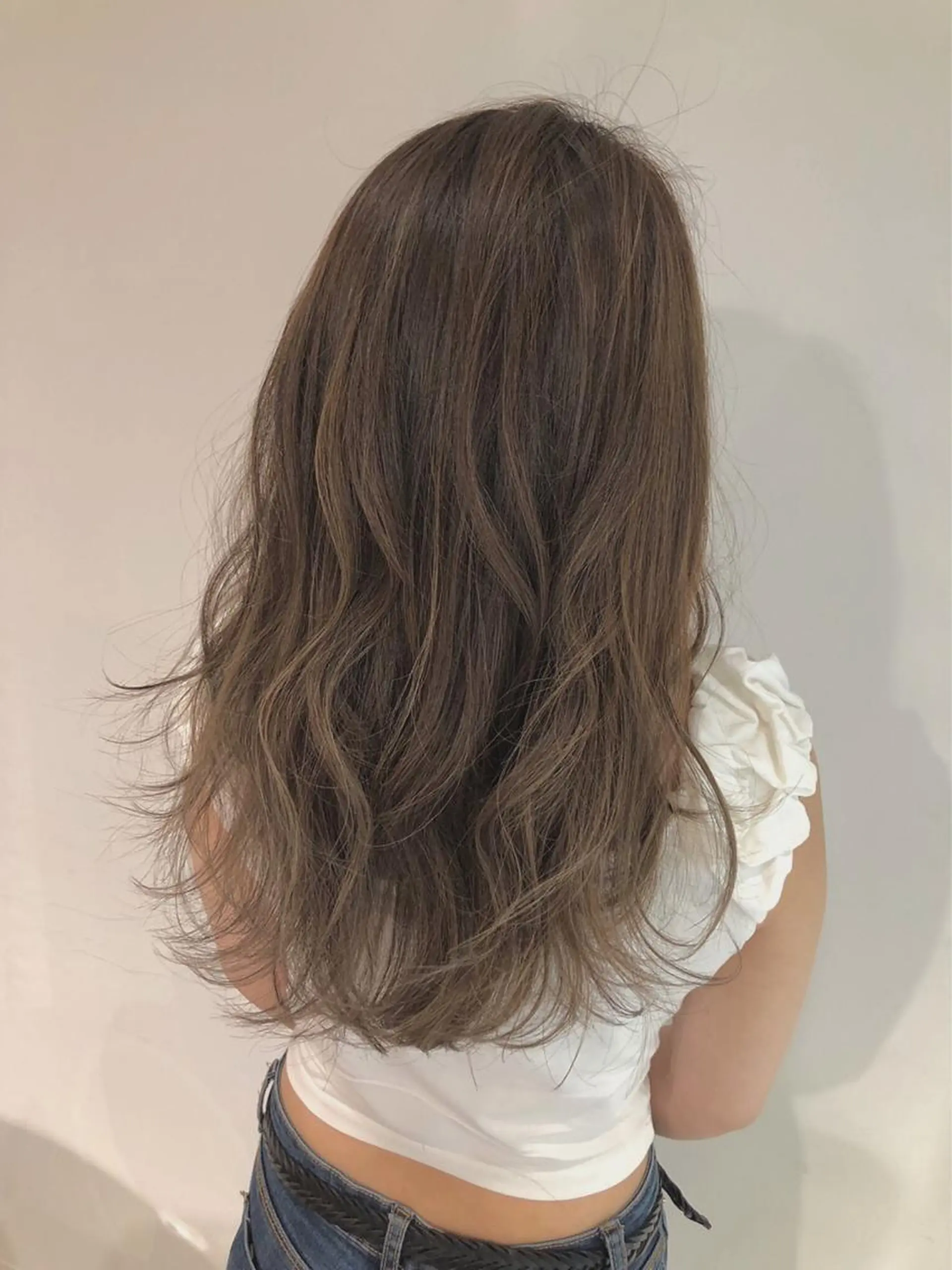 ロング カラー グレージュ ハイライトカラー ハイトーンカラー ハイトーングレージュ ハイライト カット ヘアカラー トリートメント scene. haraのヘアスタイル