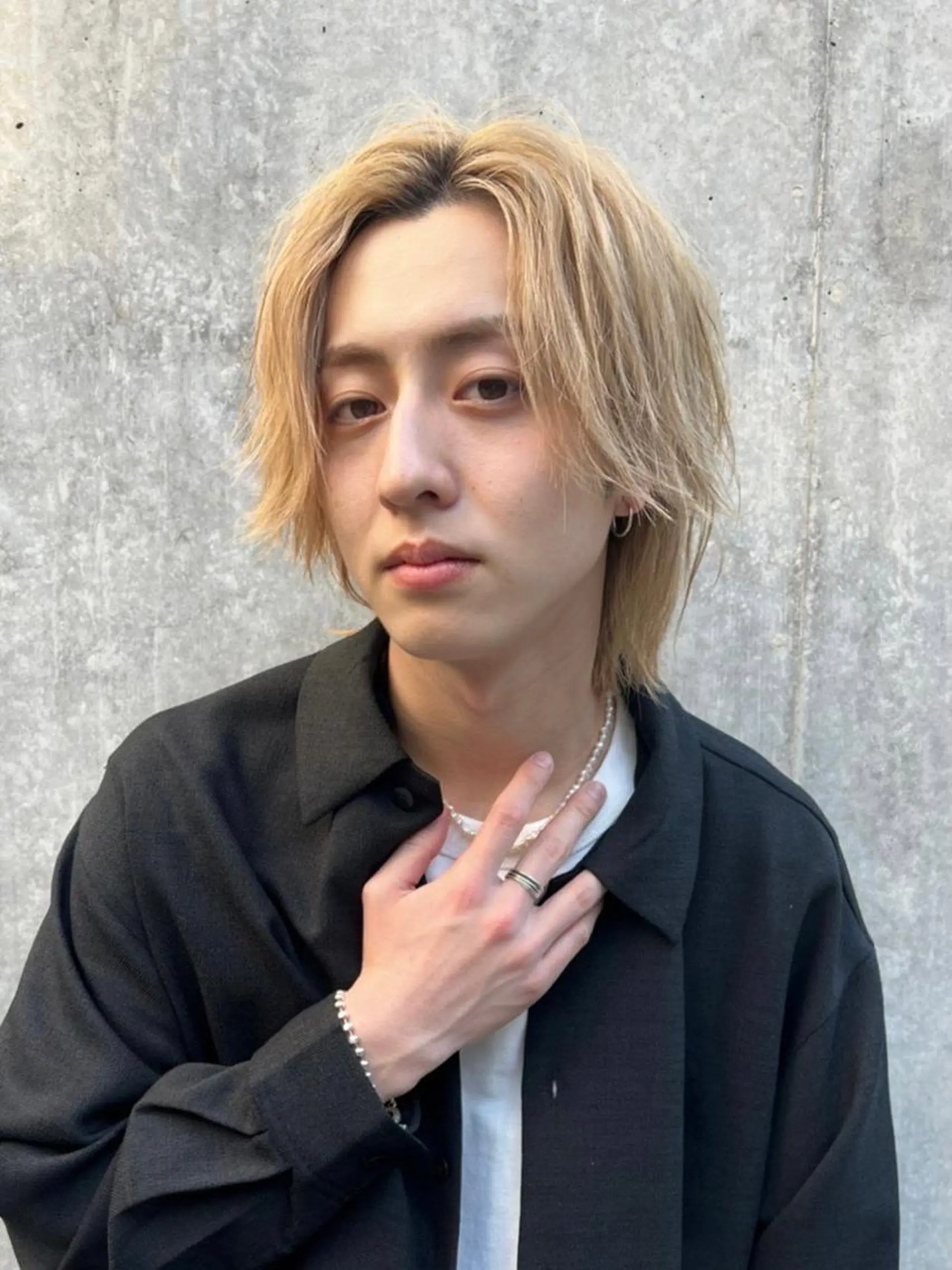 メンズ メンズブリーチ センターパート フェードカット メンズハイトーン メンズインナーカラー カット ヘアカラー MiRI💜地毛級 エクステ✖似合わせ技のヘアスタイル