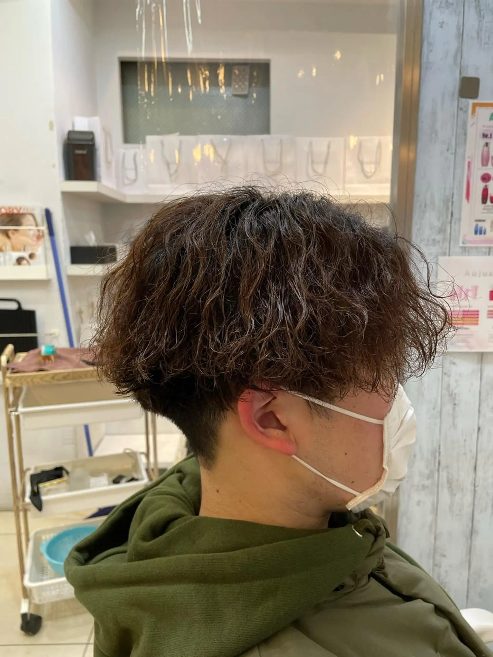 ショート パーマ メンズ マッシュ メンズパーマ 波巻きパーマ カット パーマ 髪質改善× 白髪ぼかし溝江のヘアスタイル