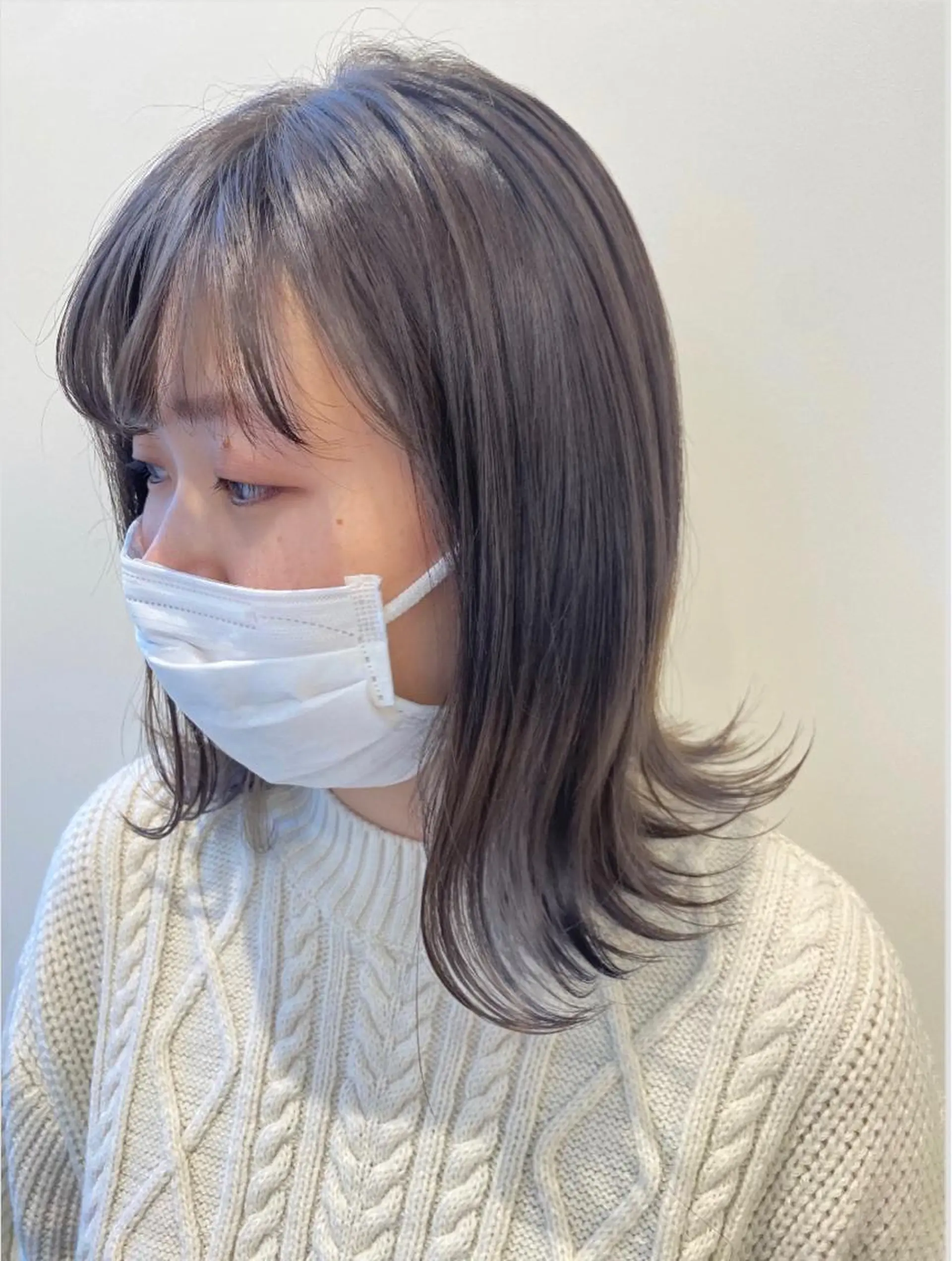ミディアム カラー ブリーチ グレージュ ヘアカラー トリートメント 小顔レイヤー/ ベージュ🤍Rieのヘアスタイル