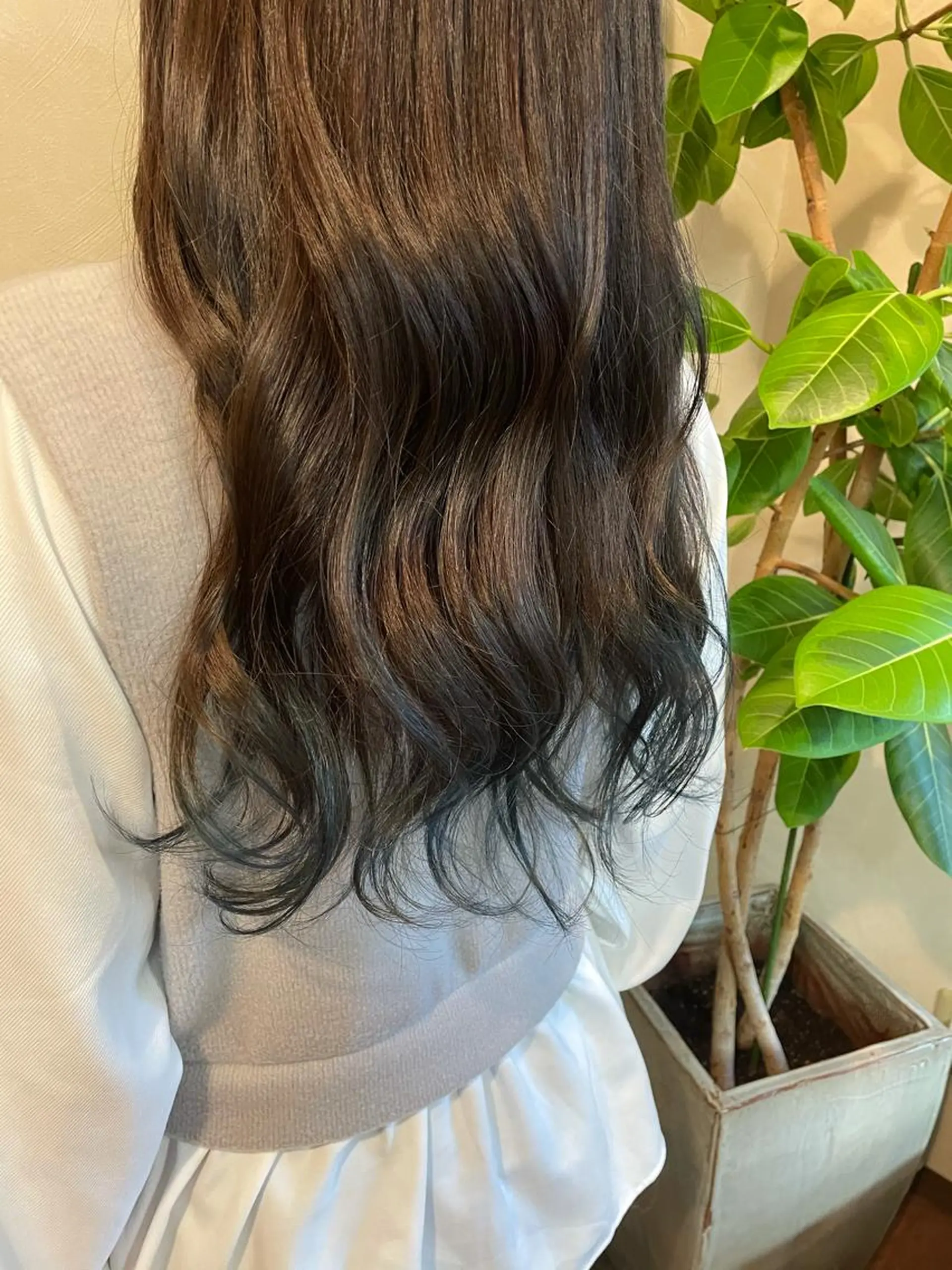 セミロング カラー Vyuha ビューハのヘアスタイル