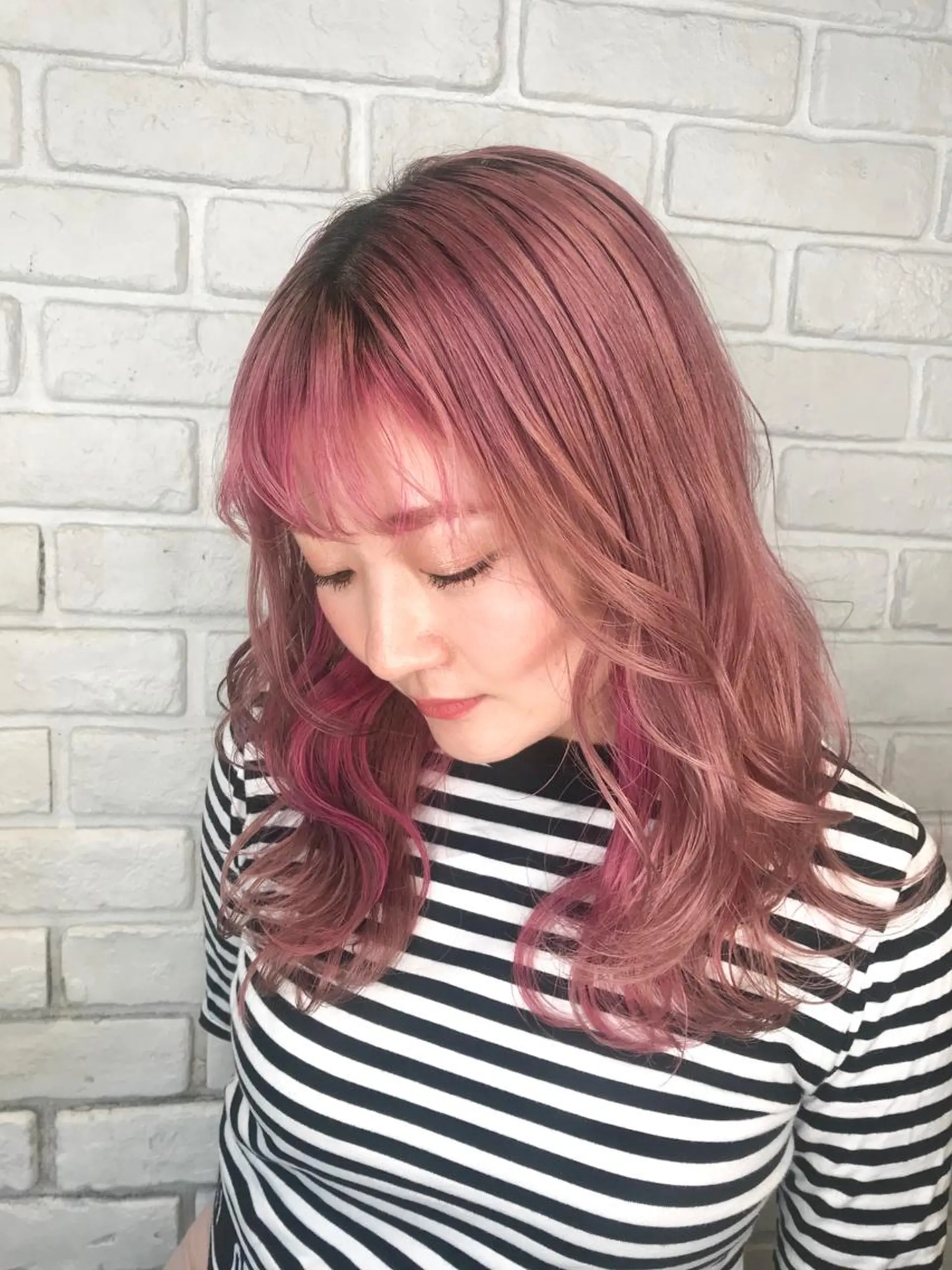ミディアム カラー インナーカラー ピンクカラー 森本 笑のヘアスタイル