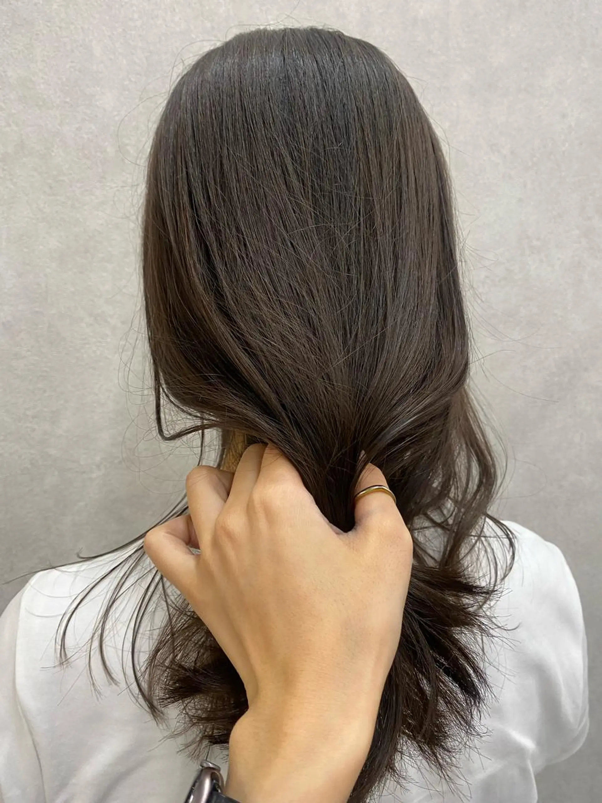 ミディアム カラー ヘアアレンジ 切りっぱなしボブ グレージュ ボブ くびれヘア レイヤーカット Kawaguchi Arisaのヘアスタイル