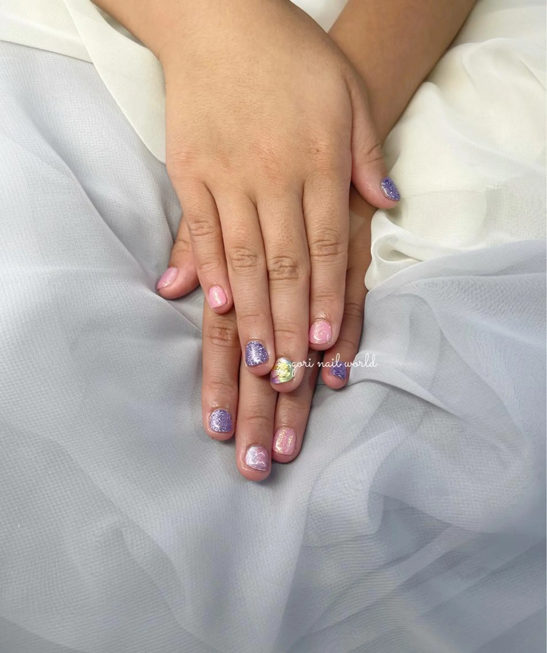 ネイル キラキラネイル ニュアンスネイル ショートネイル 夏ネイル 𝐠𝐨𝐫𝐢 𝐧𝐚𝐢𝐥のネイルデザイン