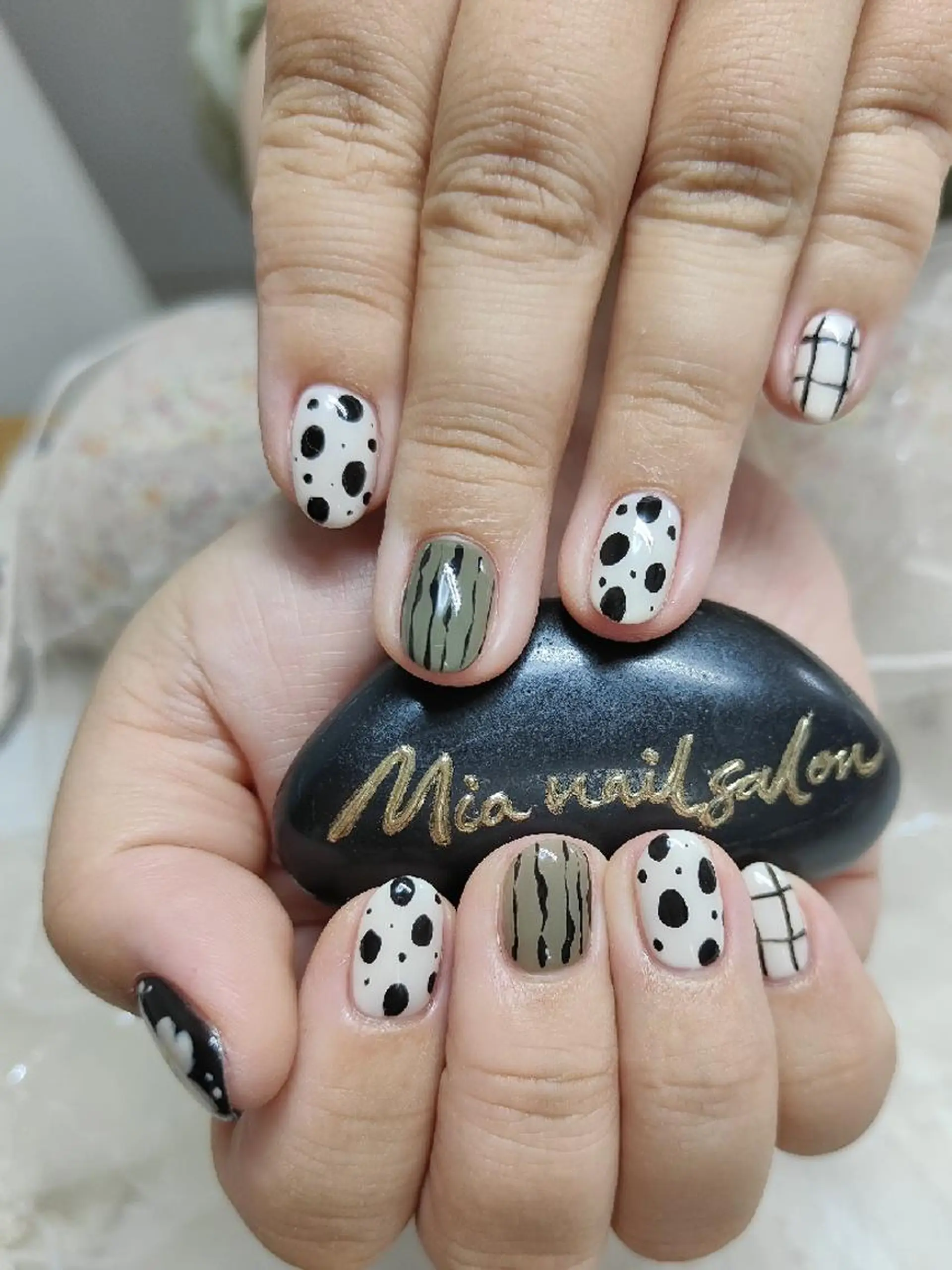 ショート ネイル ハンドネイル Mia ネイルサロンのネイルデザイン