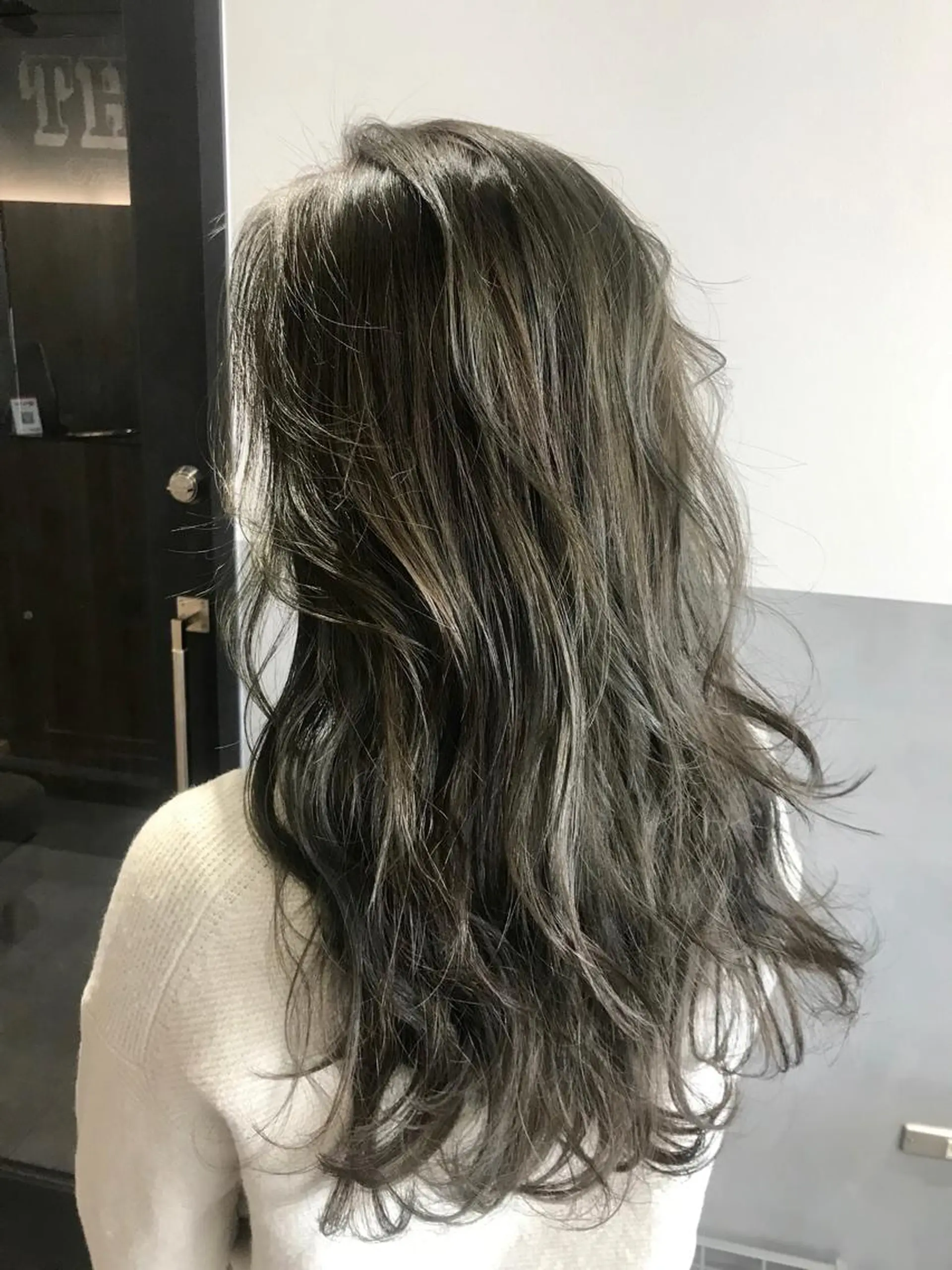 ロング カラー アッシュ グレージュ イルミナカラー カーキグレージュ ヘアカラー 色気レイヤー& ショートはお任せ🌟のヘアスタイル