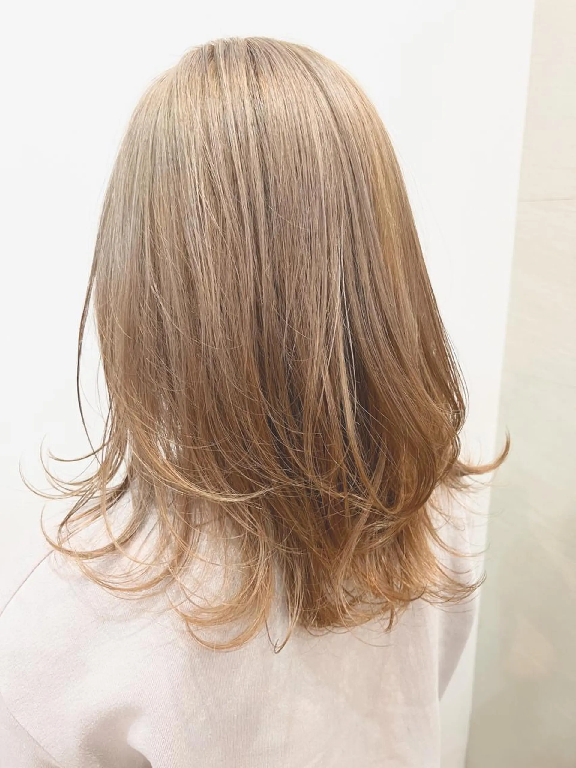 セミロング カラー ベージュカラー ミルクティーベージュ メンズカット曲がる 縮毛矯正佐々木タクマのヘアスタイル