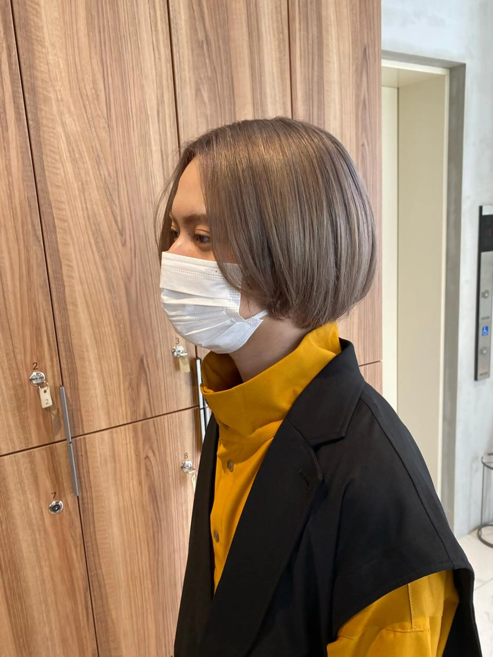 ショート カラー ブリーチ ハイトーンカラー ブリーチなし 寒色カラーのヘアスタイル