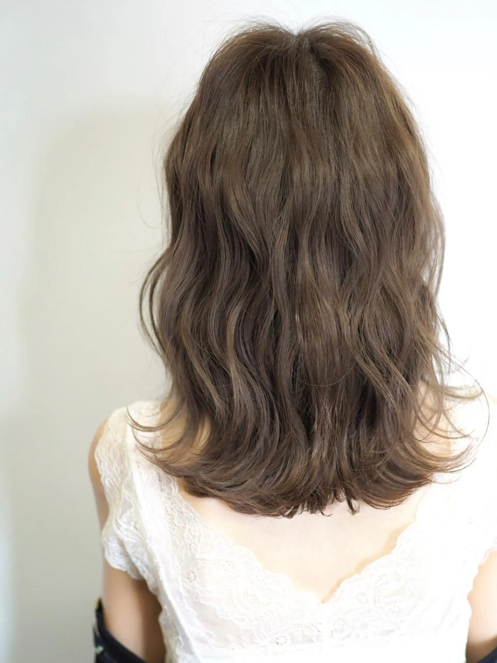 セミロング カラー ヘアアレンジ ベージュカラー メンズハイトーン メンズバレイヤージュのヘアスタイル