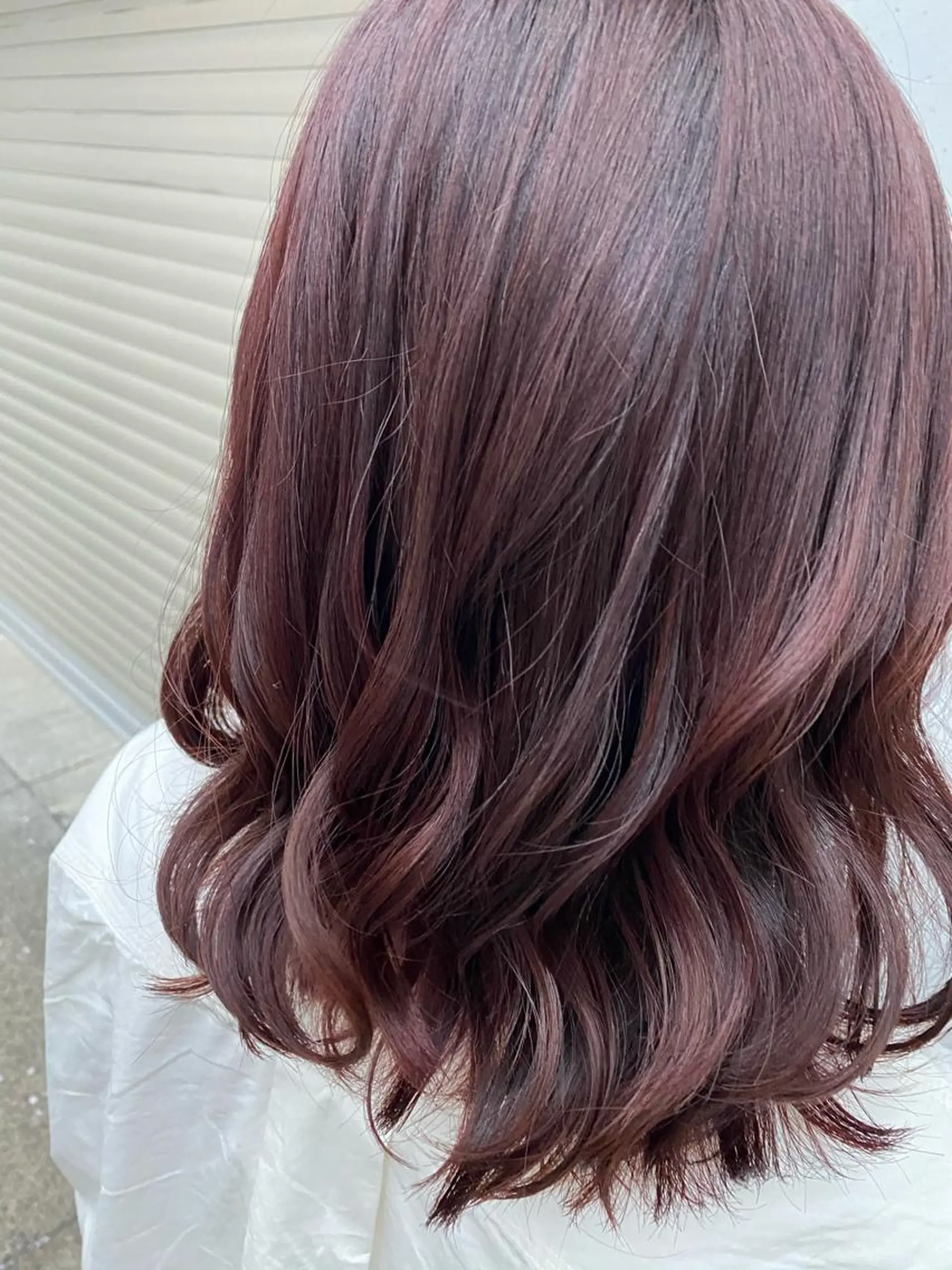 ミディアム カラー パーマ ブリーチ ボルドーカラー ブリーチなしカラー お任せヘア☘️☘️ 及川渚のヘアスタイル