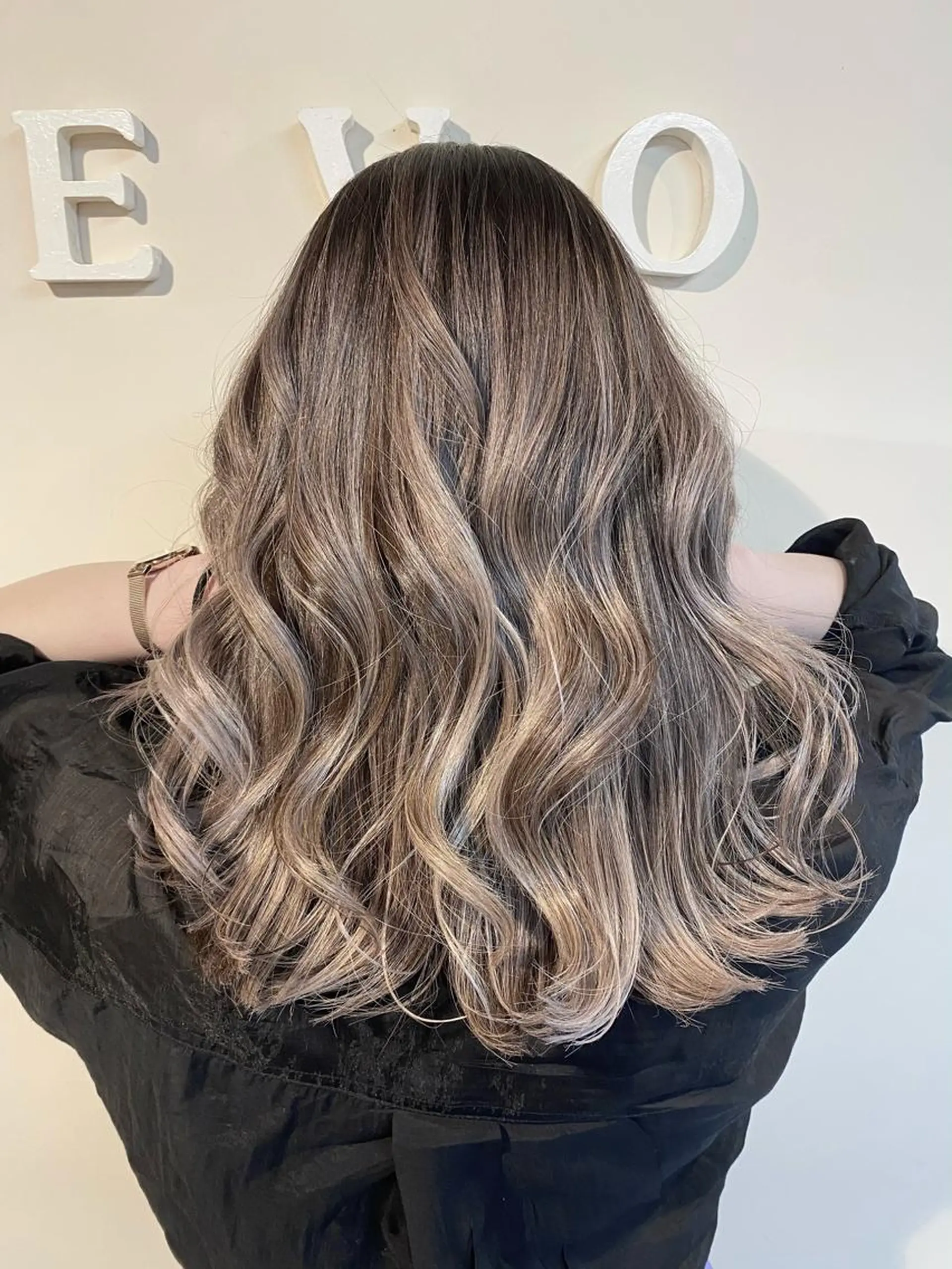 セミロング カラー バレイヤージュ グレージュ 外国人風カラー レイヤーカット 🌈8月末までシャ イン輝きハイトーン✨のヘアスタイル