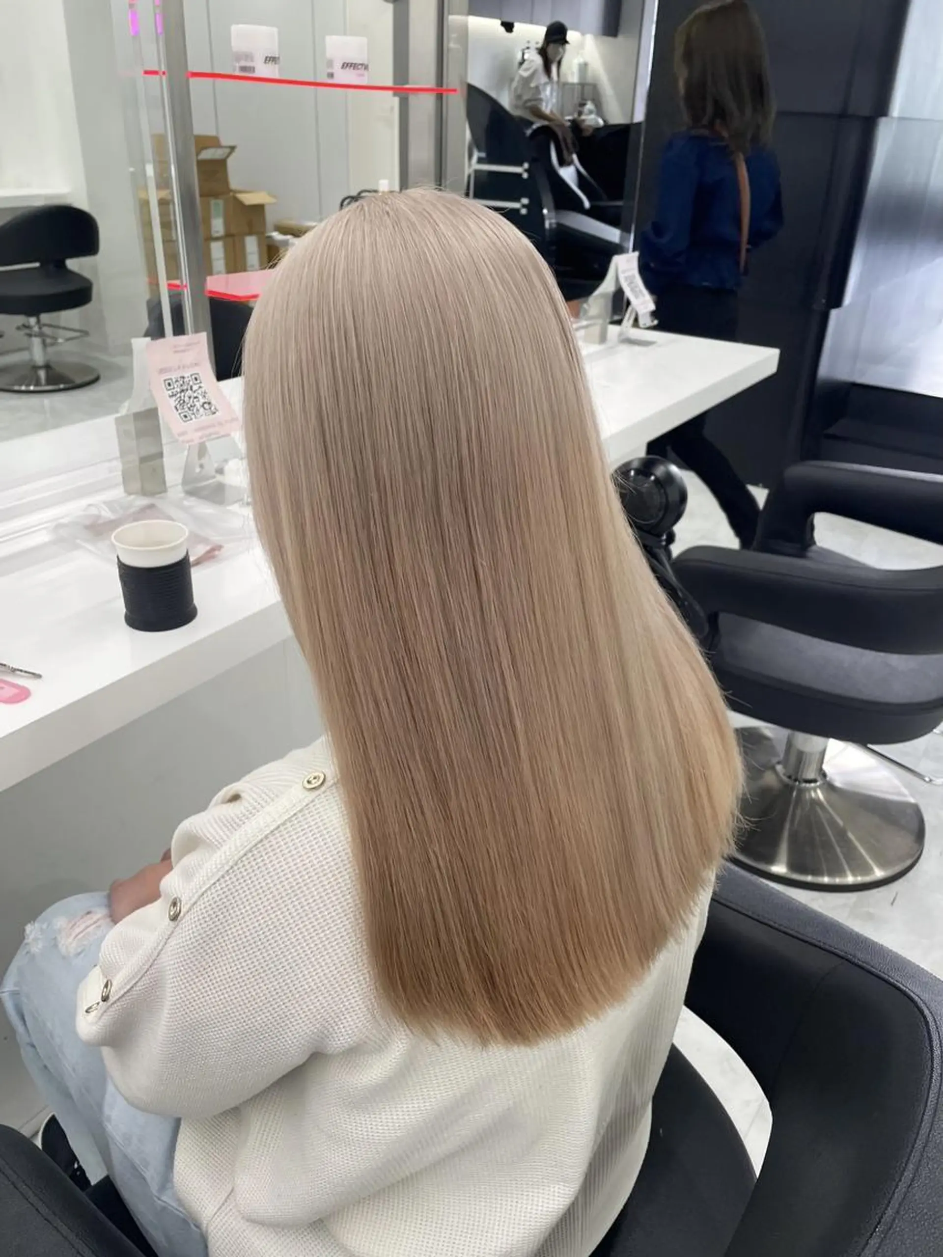 カラー セミロング 艶感ミルクティー🤍 色落ち綺麗🤍ともやのヘアスタイル