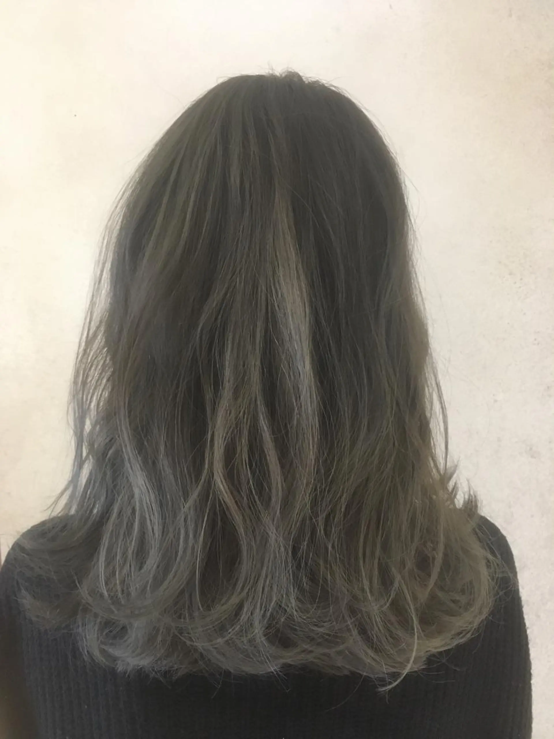 ミディアム カラー ブリーチ ブルーカラー ブルーグレー 透明感カラー カット ヘアカラー 吉村 絢乃のヘアスタイル