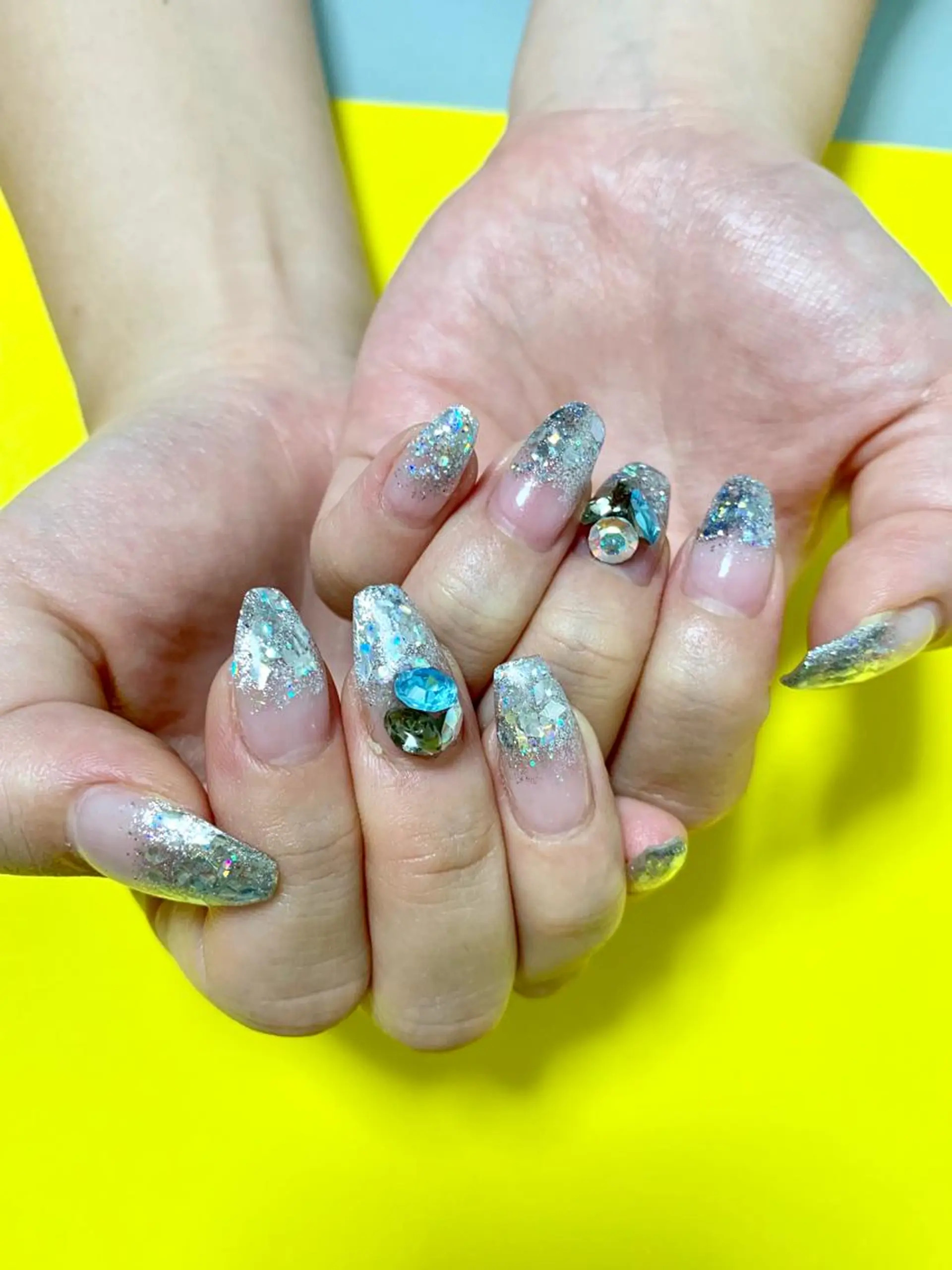 ネイル グラデーション ホログラムネイル キラキラネイル ハンドネイル 🌙🫧CHARME (RUKA)🦋🫧のネイルデザイン