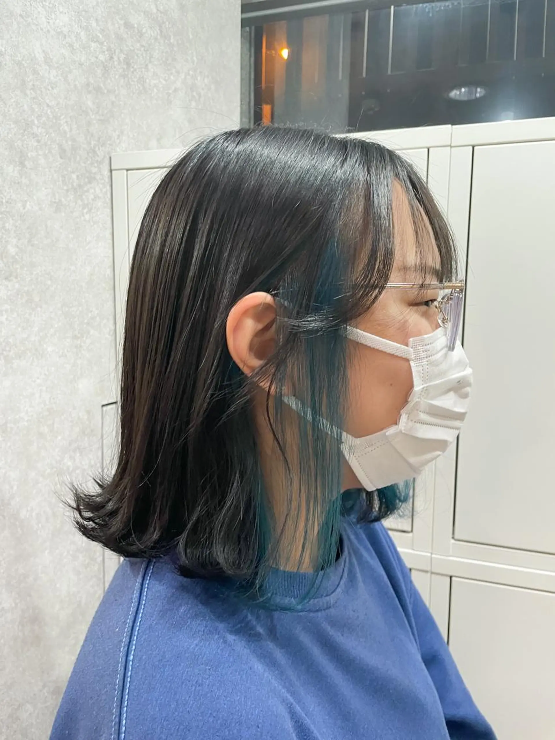 ミディアム カラー ブルーカラー 透明感カラー イヤリングカラー インナーカラー イワタ マハ/ minim hairのヘアスタイル