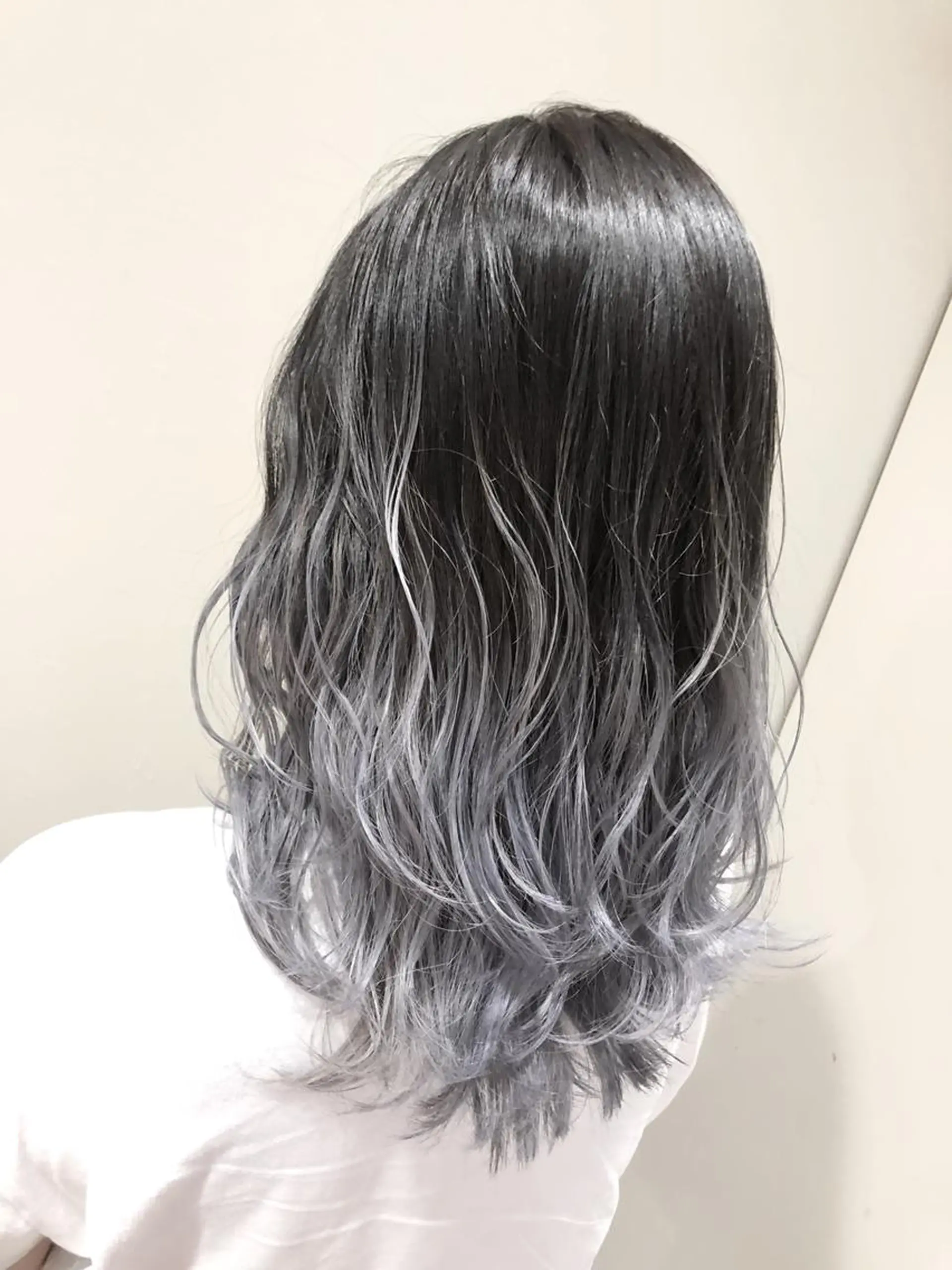 セミロング カラー ブリーチ グラデーションカラー シルバー ホワイトシルバー 💓シールエクステ ルミエールのヘアスタイル