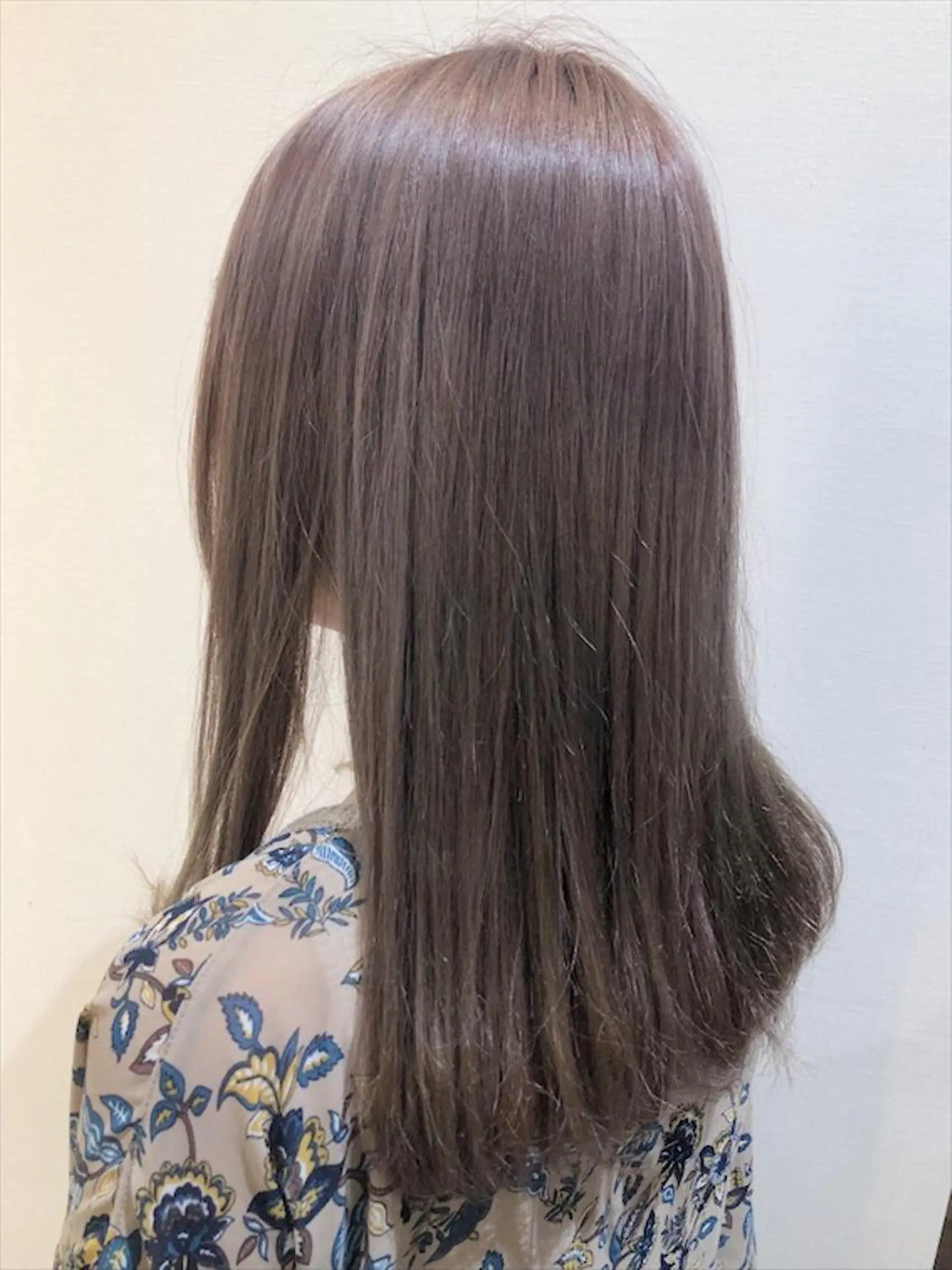 セミロング カラー 透明感カラー グレージュ イルミナカラー ピンクカラー カット トリートメント 福森 みずきのヘアスタイル