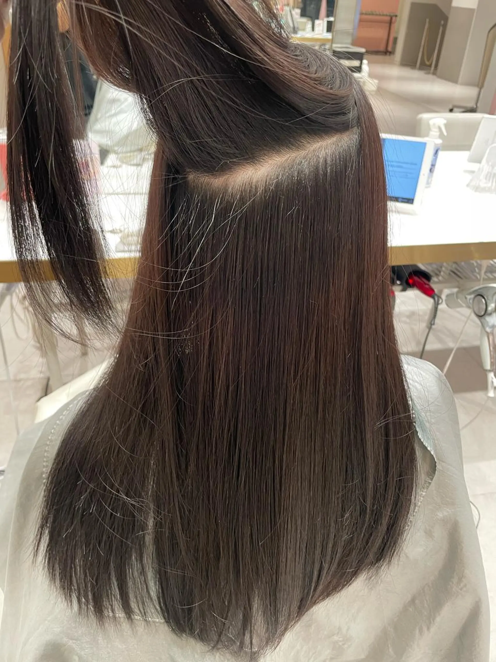 ミディアム カット 縮毛矯正 トリートメント レイヤーカット/透明 感カラー🐬永井瑠栞のヘアスタイル