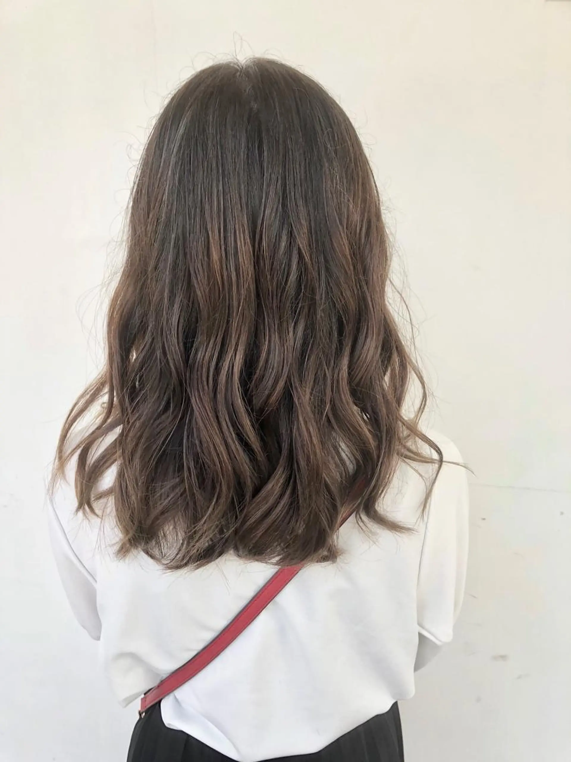 ミディアム カラー バレイヤージュ グレージュ ハイライトカラー ハイライト レイヤーカット 東條 克義のヘアスタイル