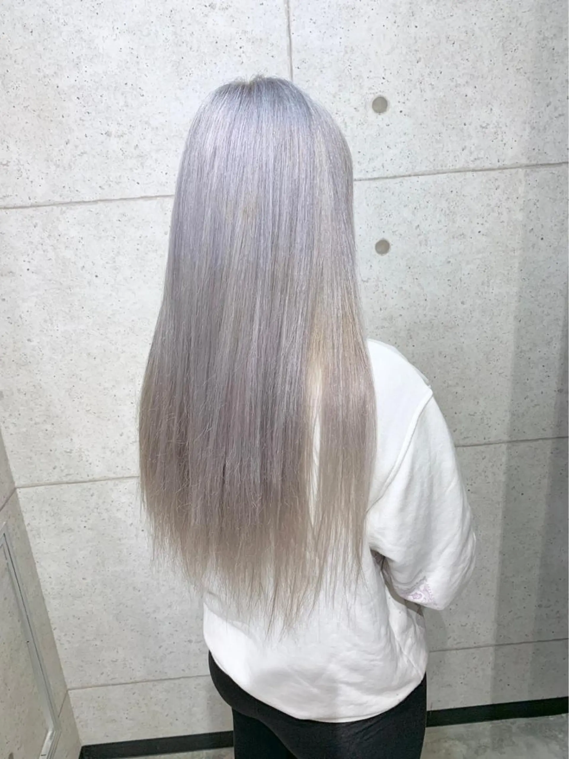 カラー ブリーチ シルバー ホワイトシルバー 藤田 清志のヘアスタイル