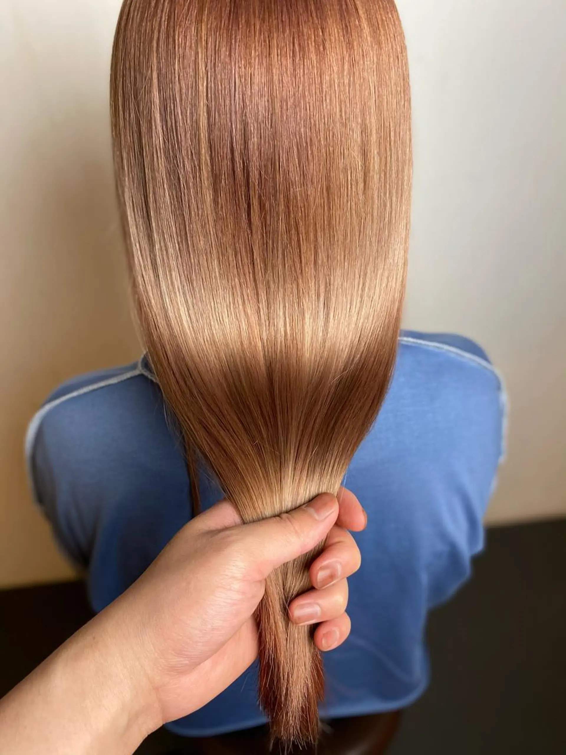 セミロング カラー ハラ ルイスのヘアスタイル